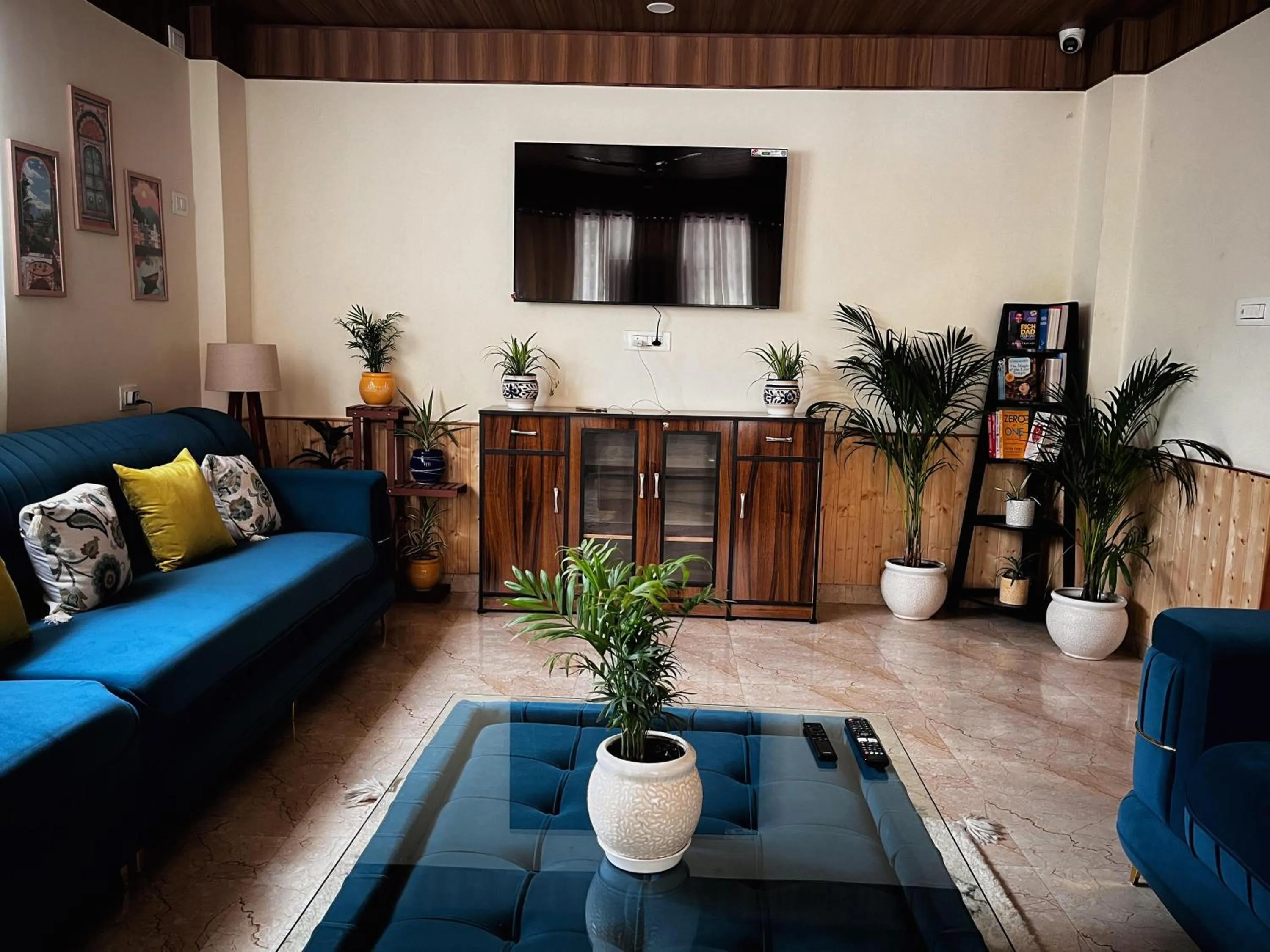 Communal lounge/ TV room in Hotel Mid Orchard Kasol -River Side