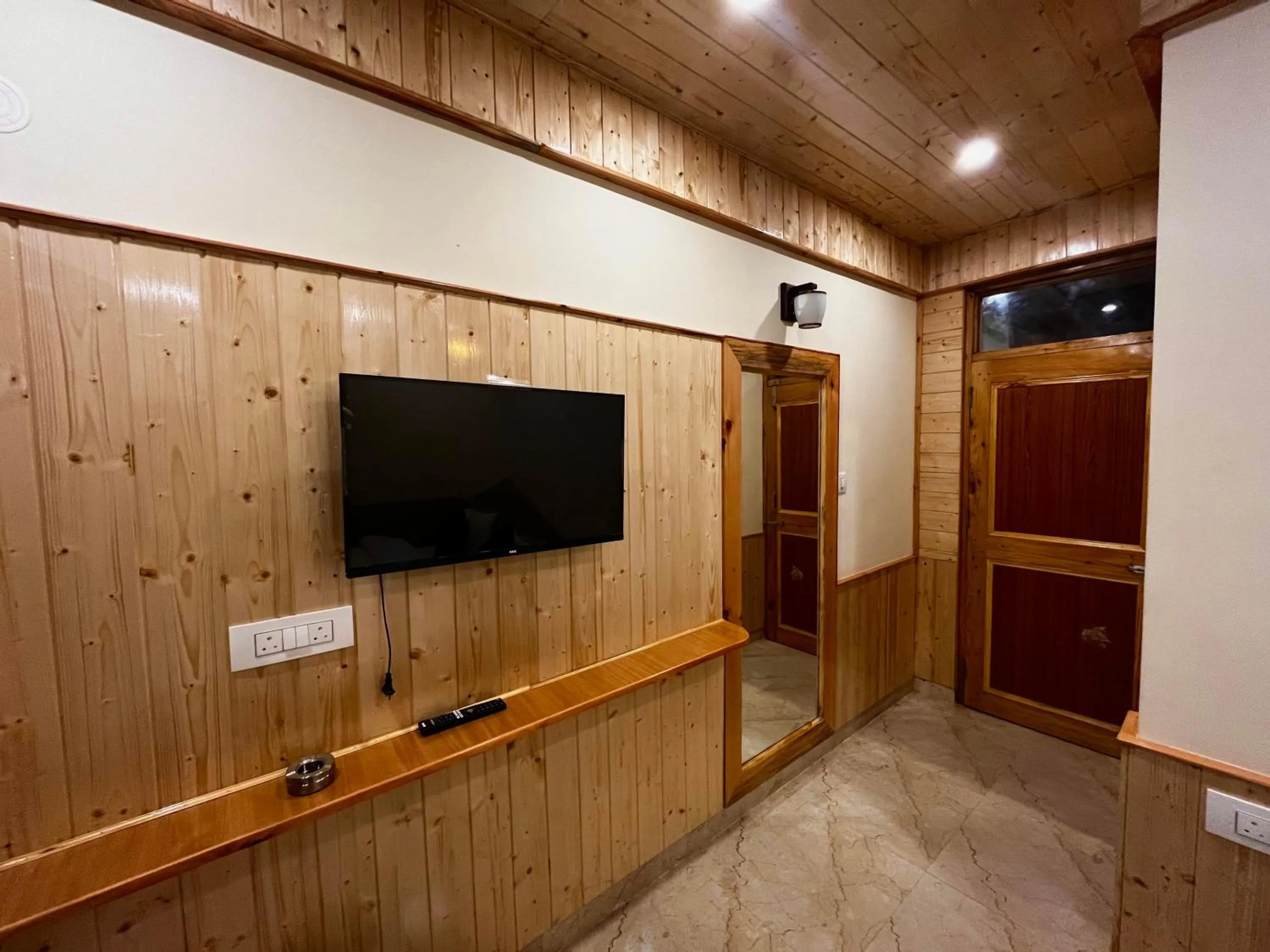 TV and multimedia in Hotel Mid Orchard Kasol -River Side