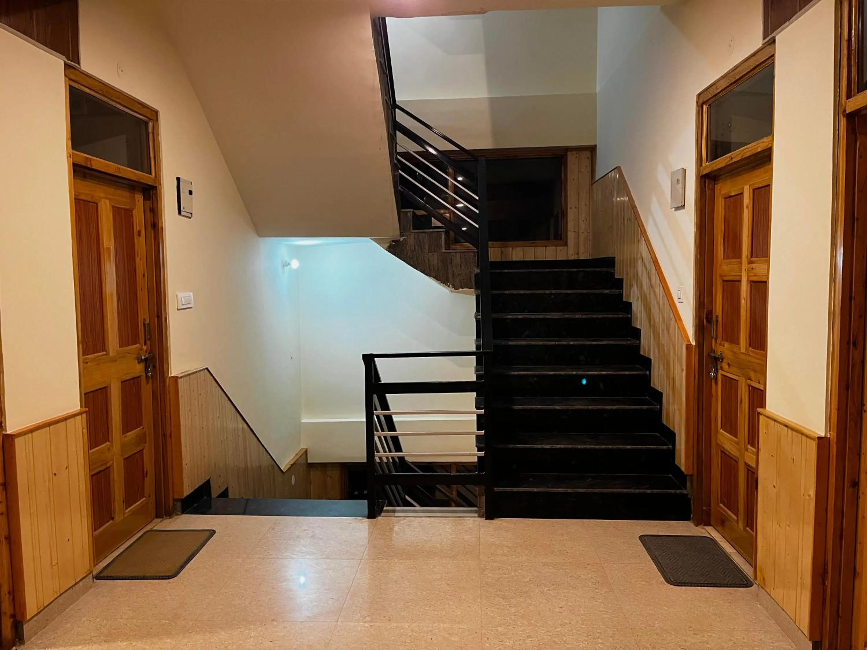 Lobby or reception in Hotel Mid Orchard Kasol -River Side