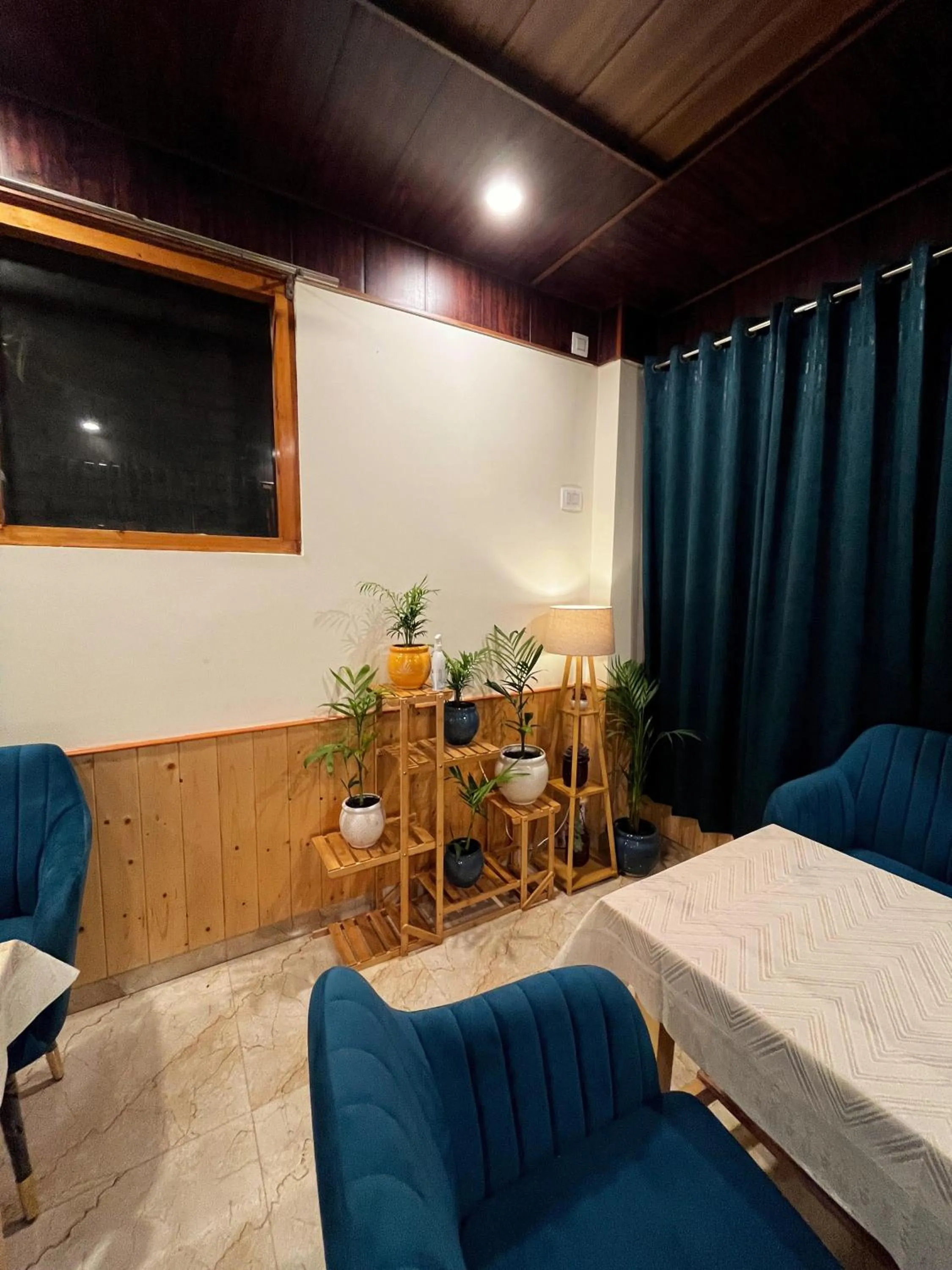 Restaurant/places to eat, Bed in Hotel Mid Orchard Kasol -River Side