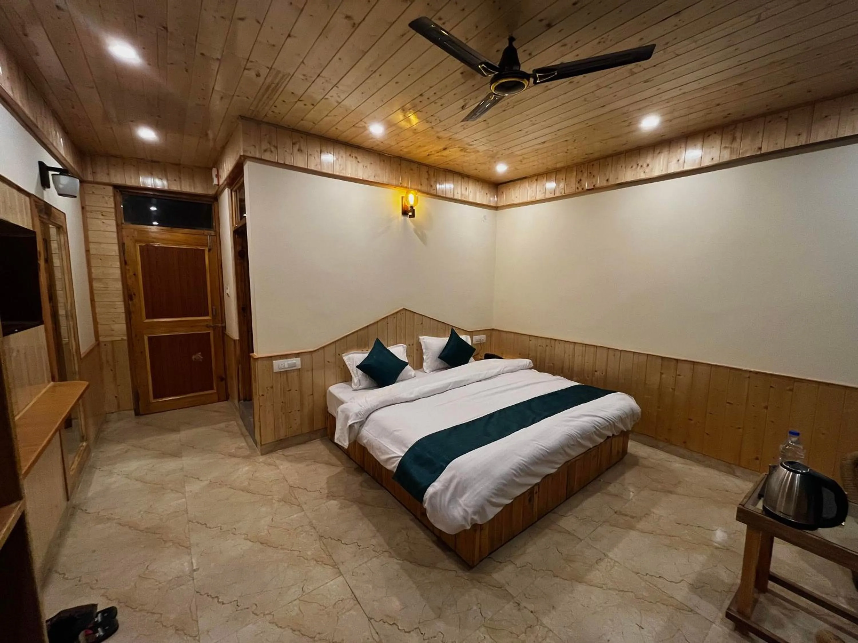 Bedroom, Bed in Hotel Mid Orchard Kasol -River Side