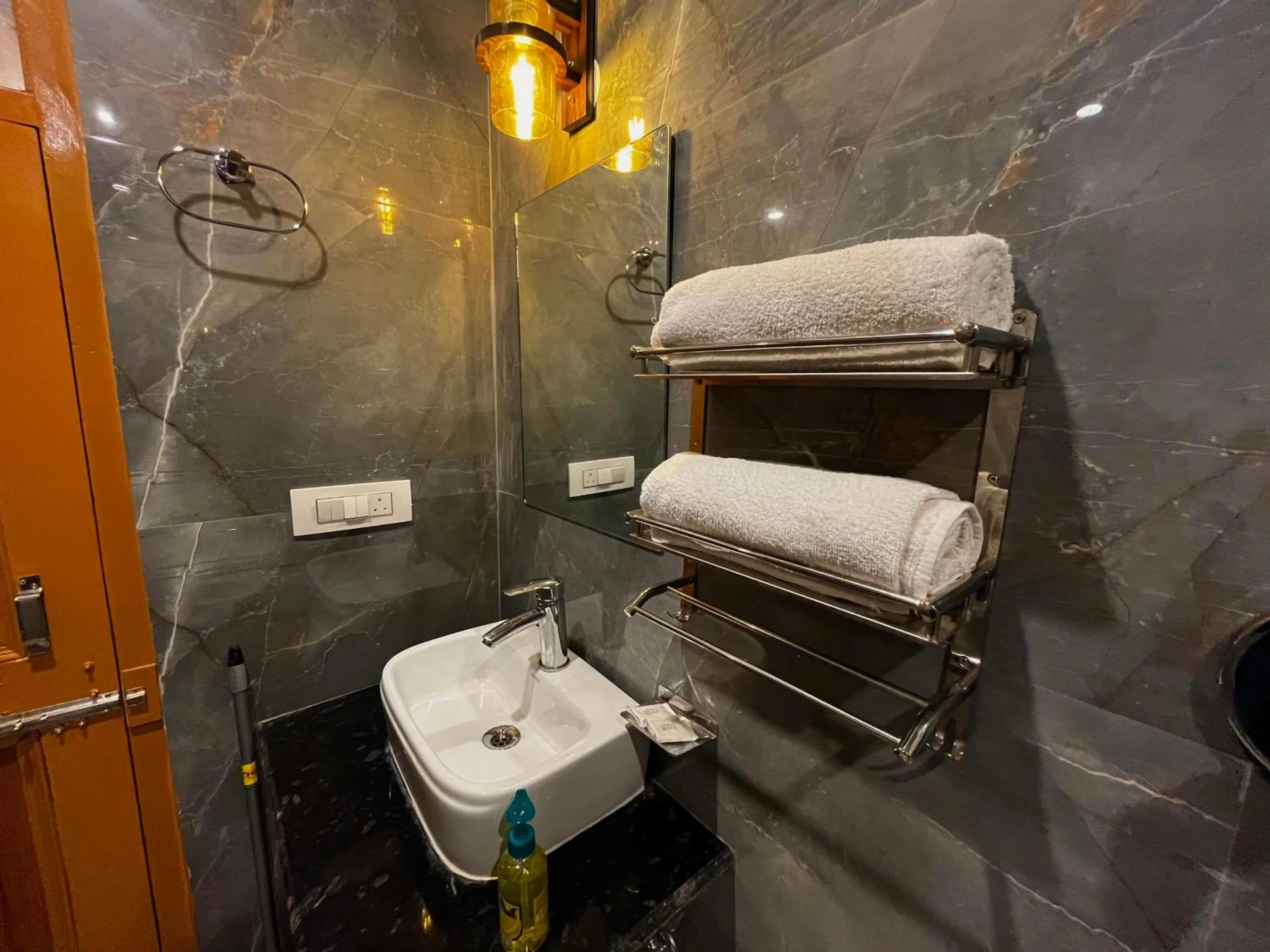 Toilet in Hotel Mid Orchard Kasol -River Side