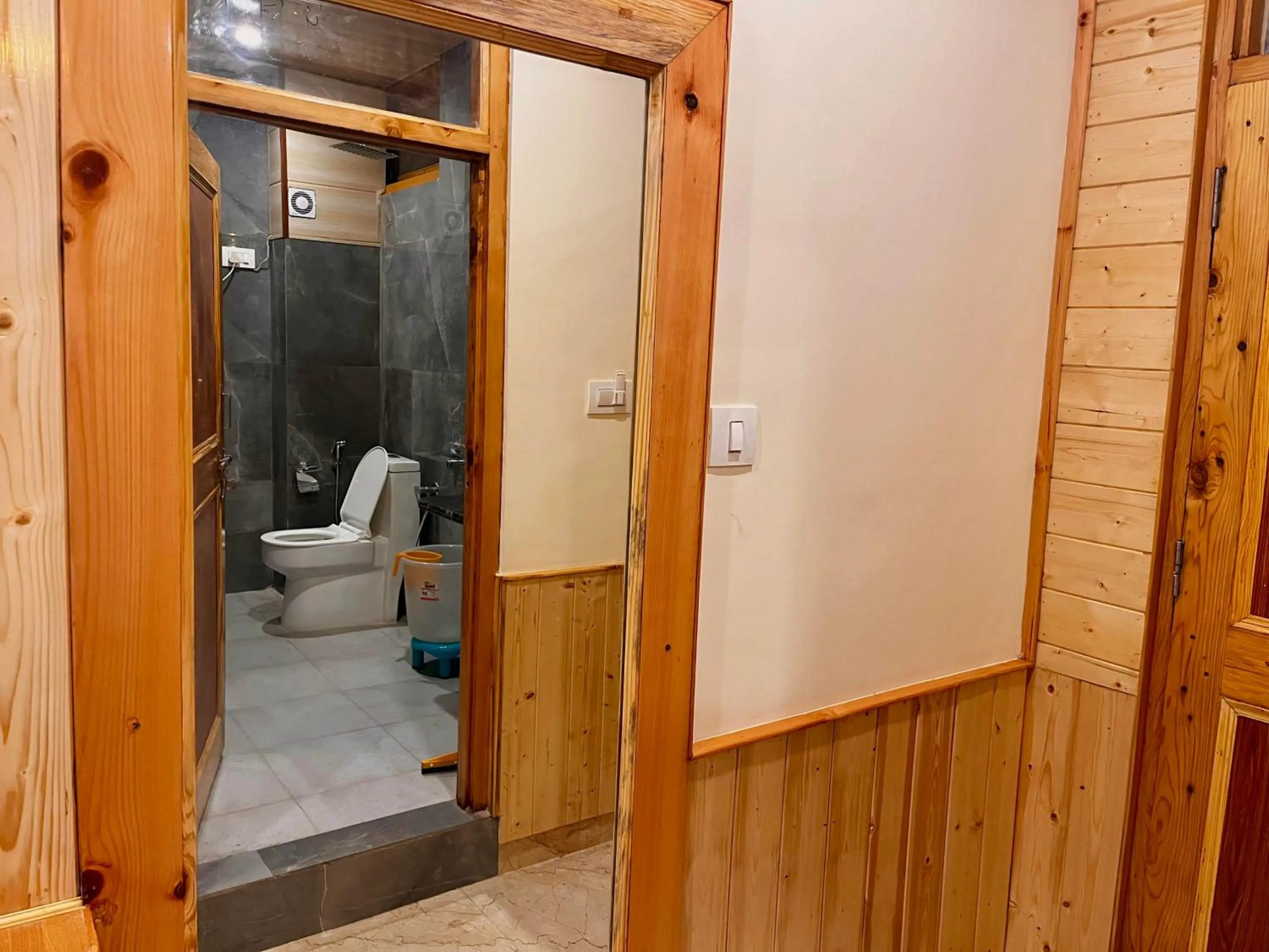 Bathroom in Hotel Mid Orchard Kasol -River Side
