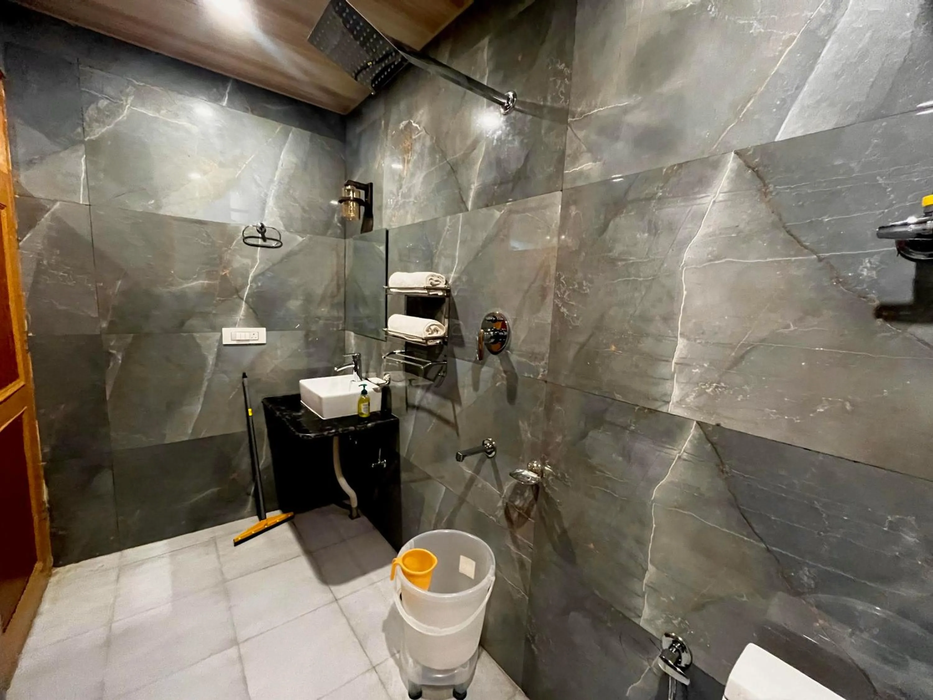 Bathroom in Hotel Mid Orchard Kasol -River Side