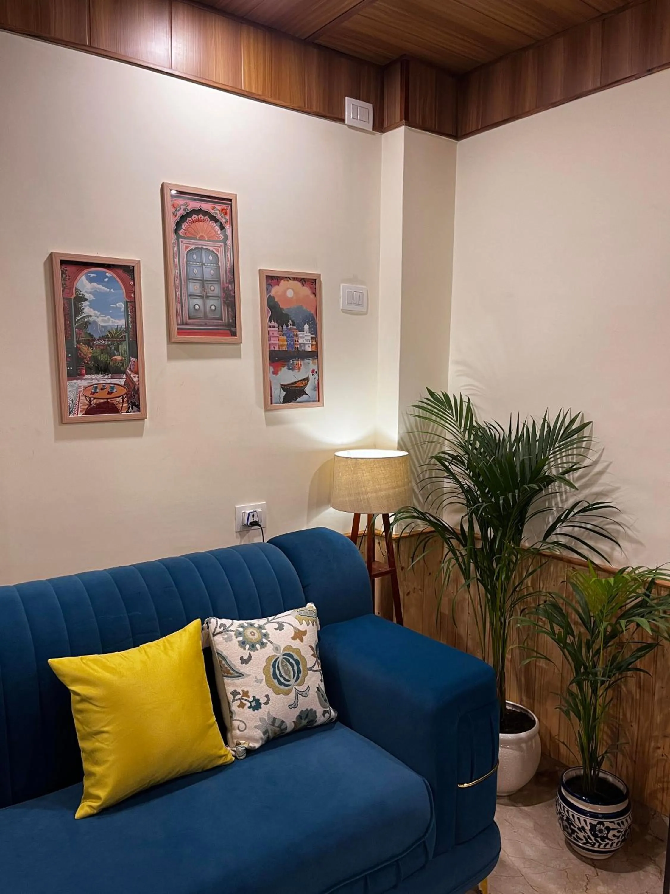 Communal lounge/ TV room in Hotel Mid Orchard Kasol -River Side