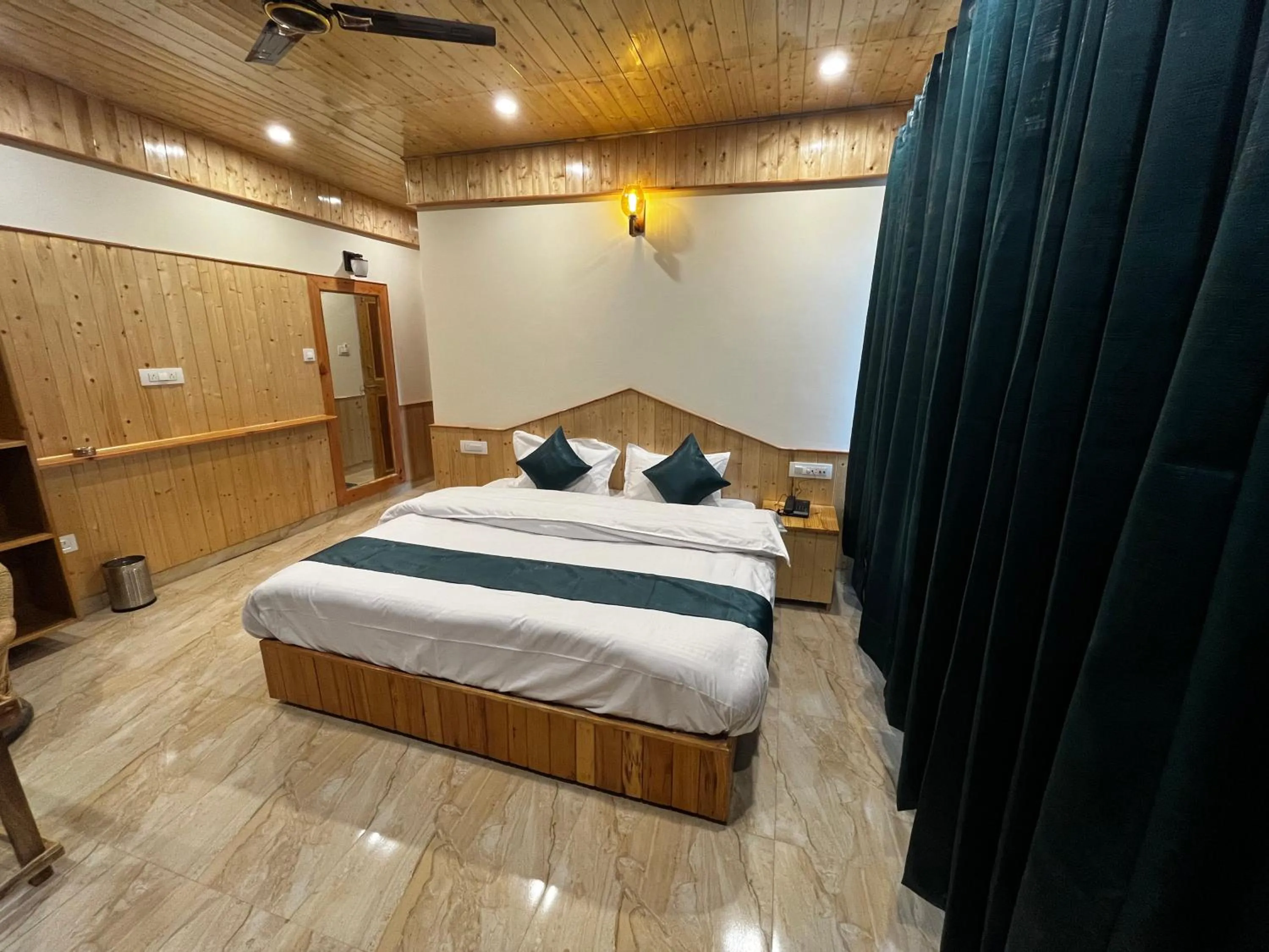 Bedroom, Bed in Hotel Mid Orchard Kasol -River Side