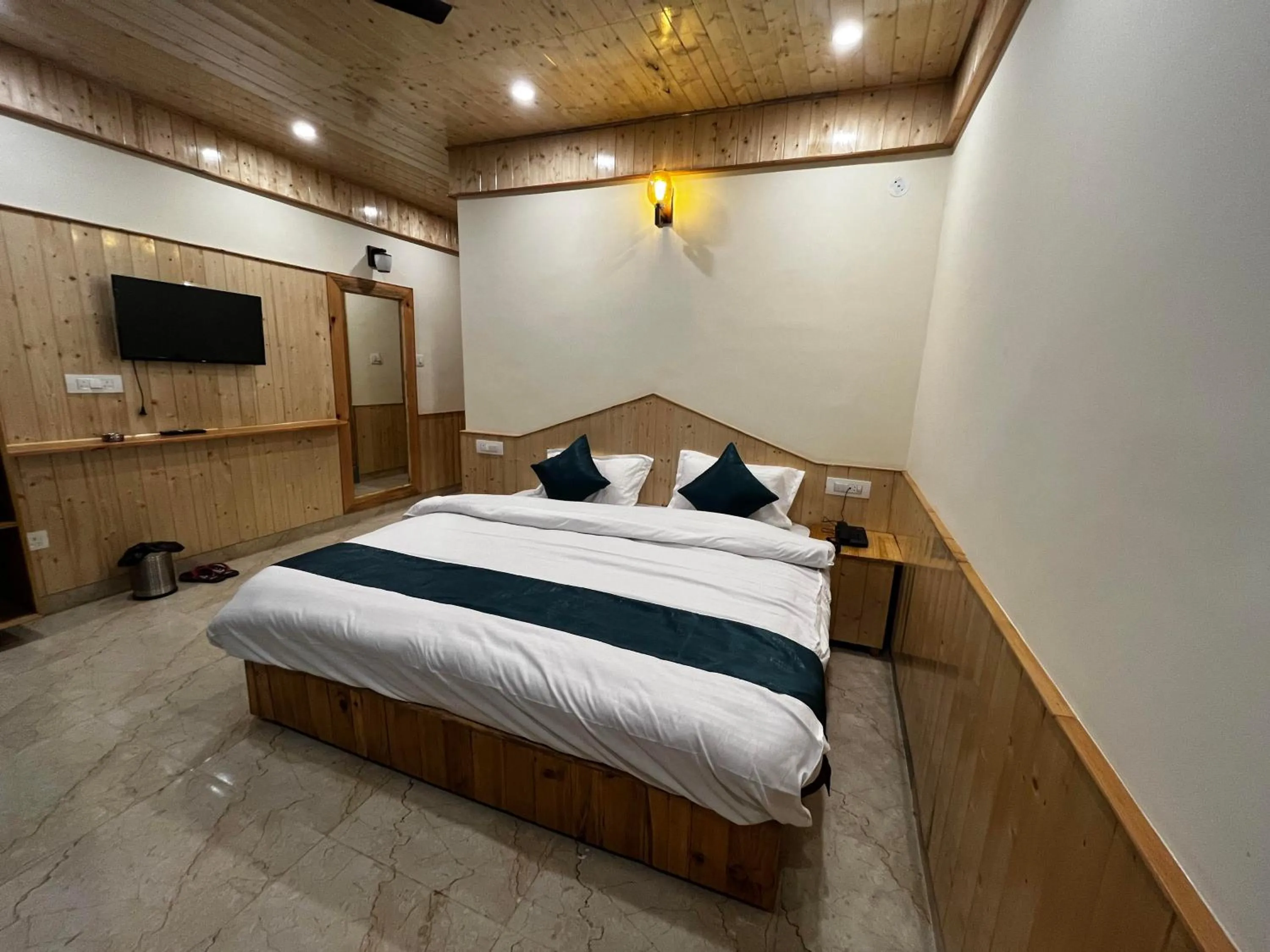 Bedroom, Bed in Hotel Mid Orchard Kasol -River Side
