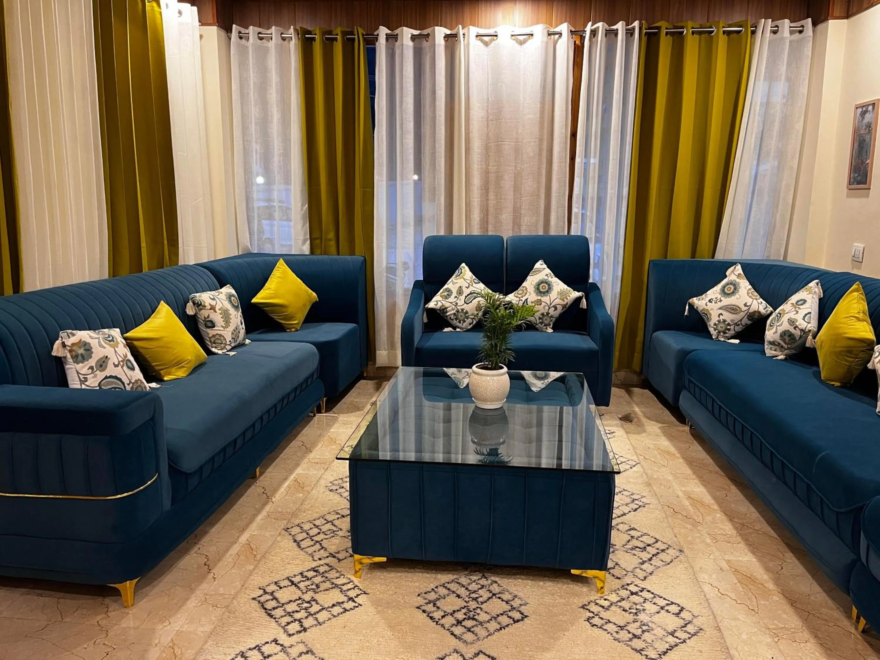 Communal lounge/ TV room in Hotel Mid Orchard Kasol -River Side