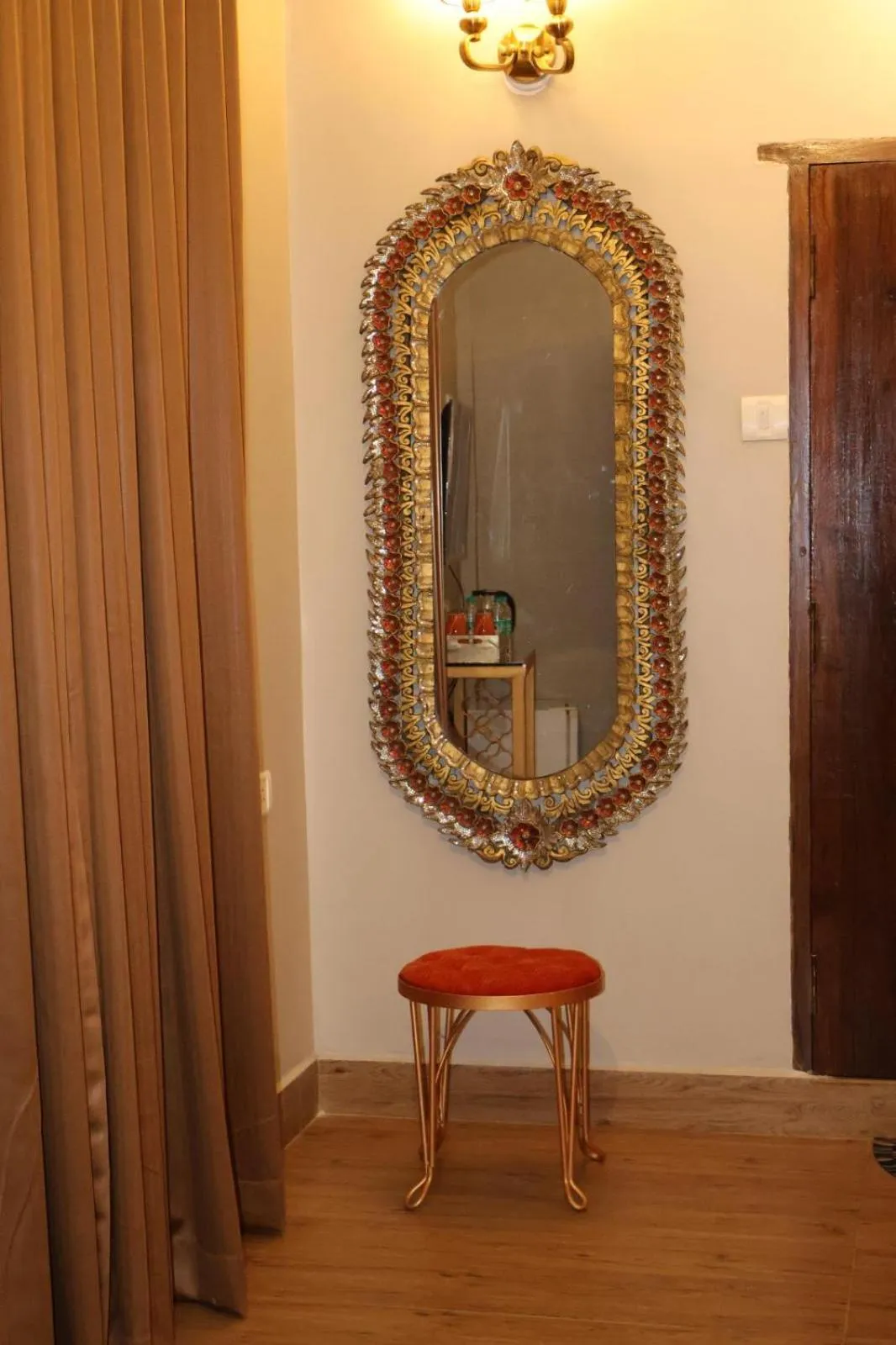 Vibes Inn Singing Tree