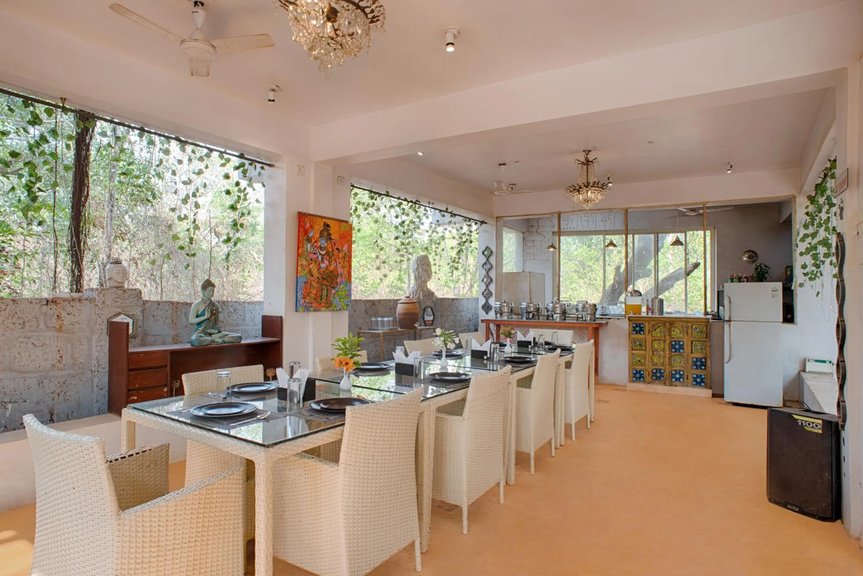 Restaurant/places to eat in Vibes Inn Singing Tree