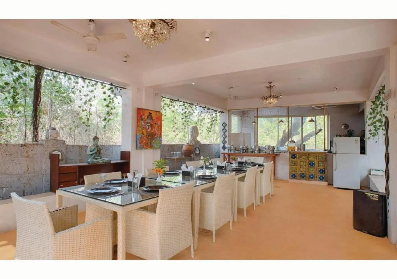 Restaurant/places to eat in Vibes Inn Singing Tree