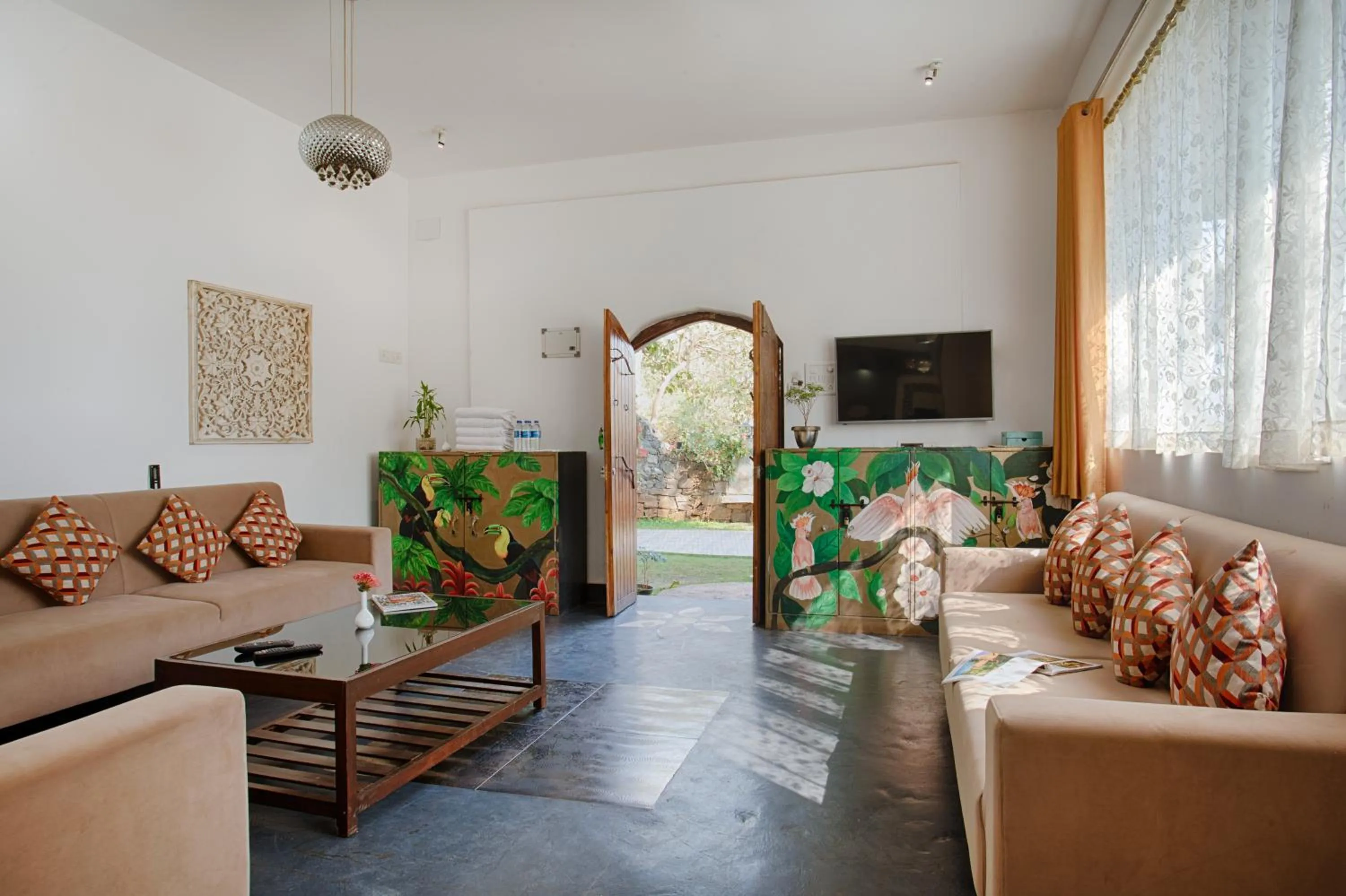 Communal lounge/ TV room in Vibes Inn Singing Tree