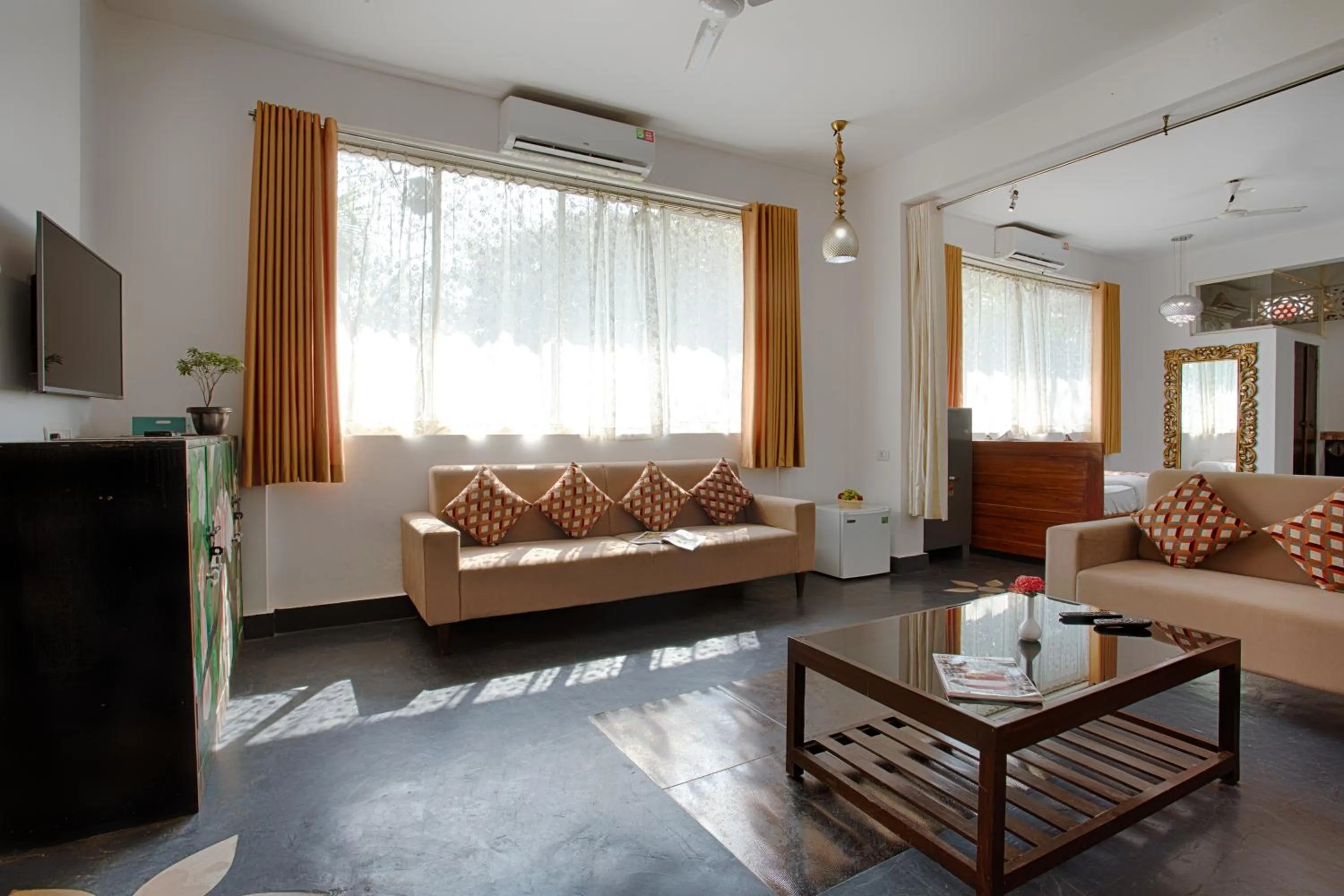 Communal lounge/ TV room in Vibes Inn Singing Tree