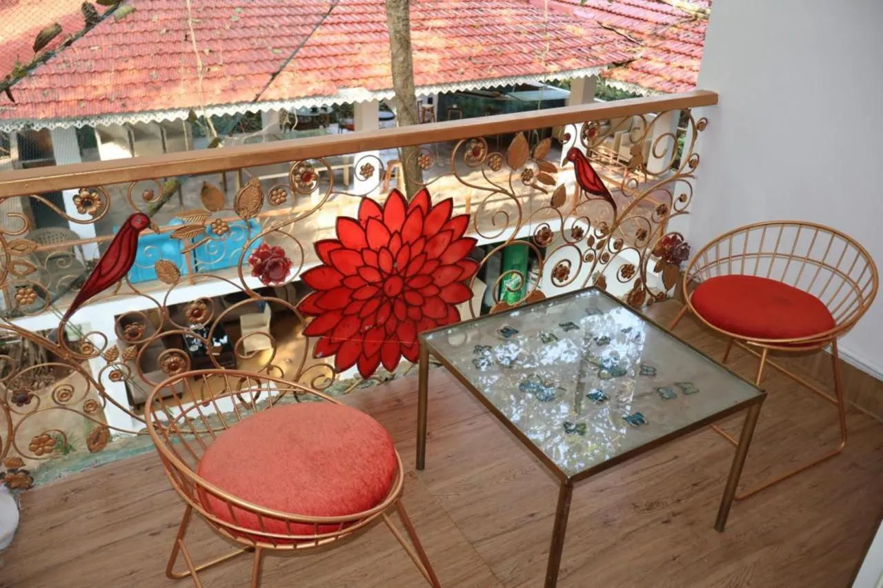 Vibes Inn Singing Tree