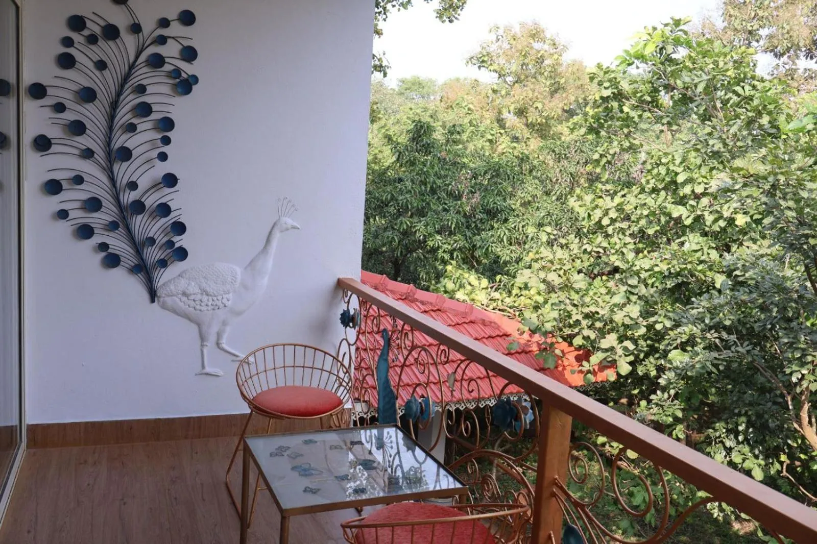 Vibes Inn Singing Tree