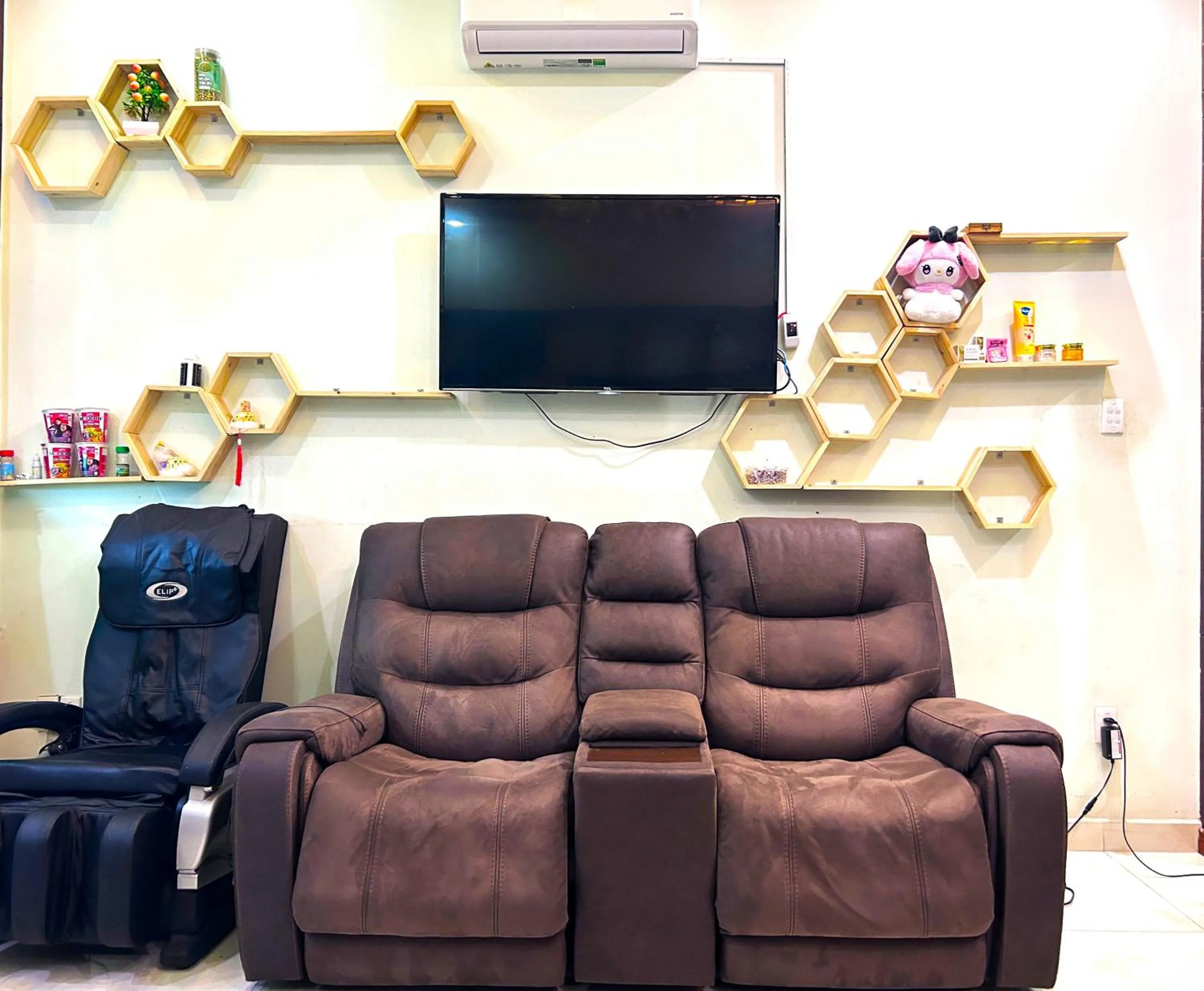 Communal lounge/ TV room in TNH Hotel Vung Tau