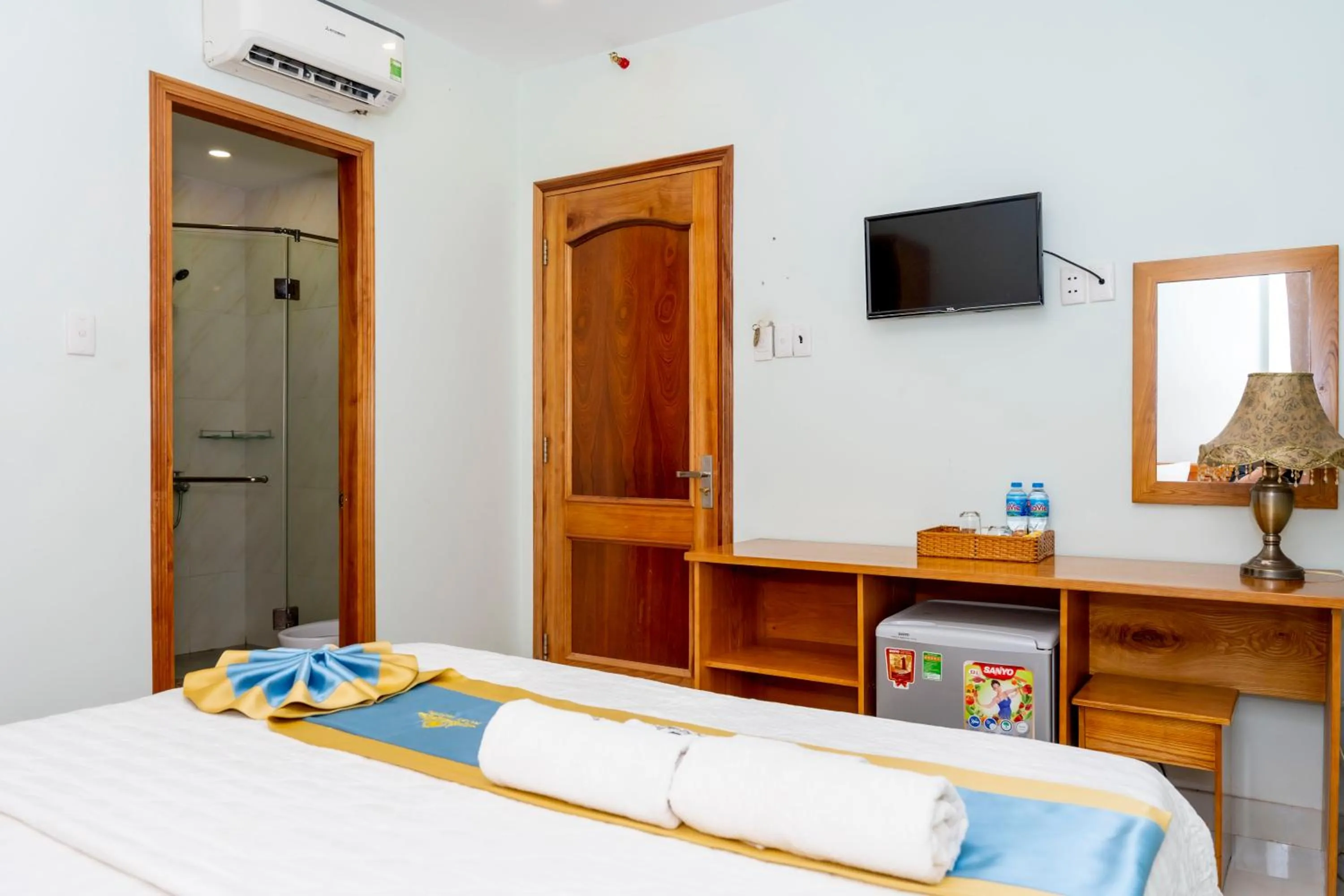Communal lounge/ TV room, Bed in TNH Hotel Vung Tau