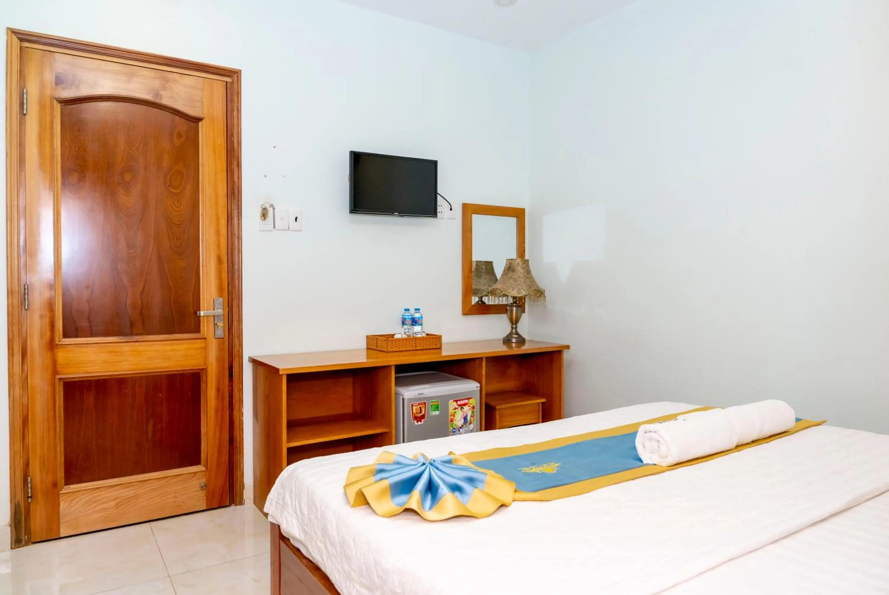 Communal lounge/ TV room, Bed in TNH Hotel Vung Tau