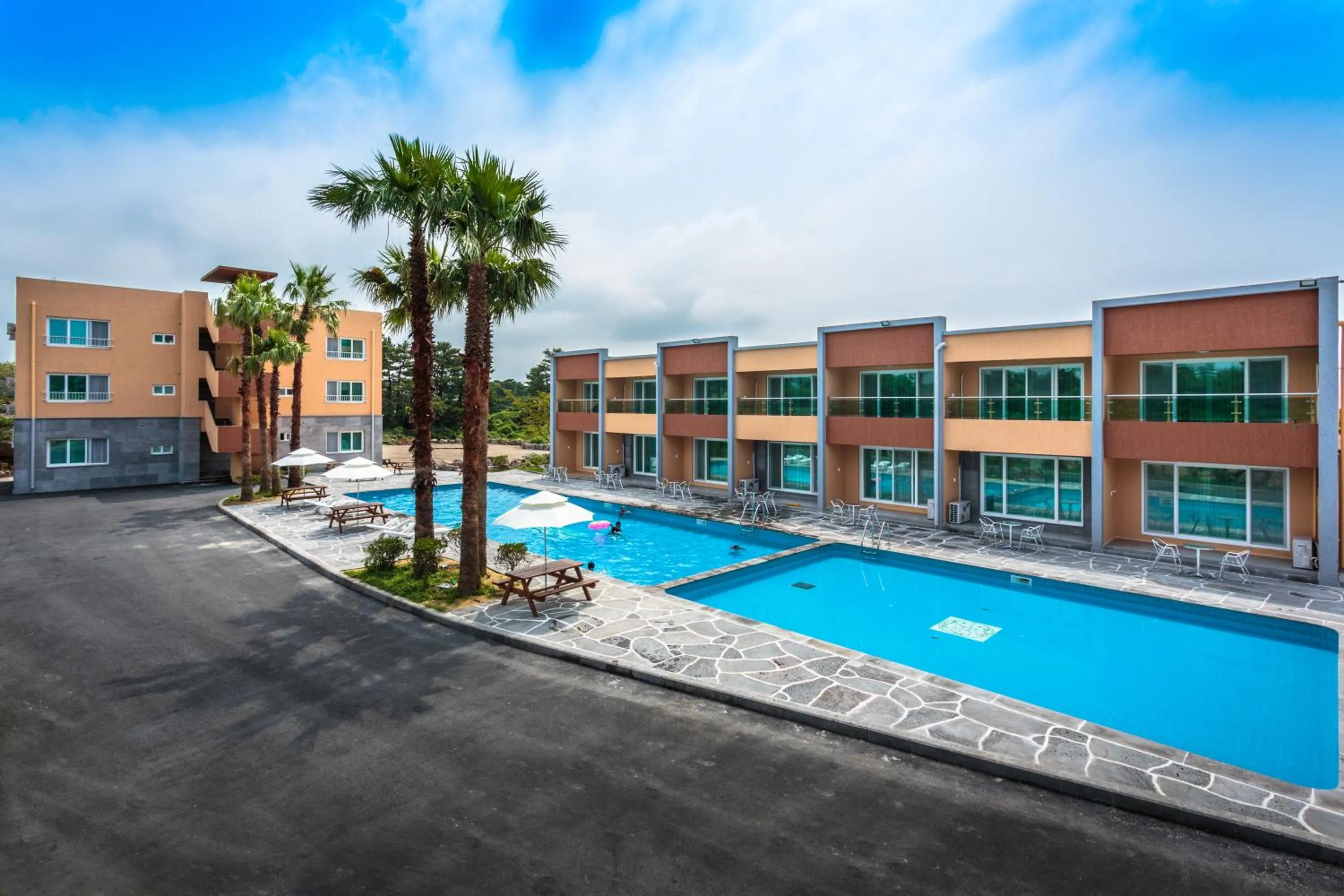 Facade/entrance, Swimming Pool in Suandsu Resort