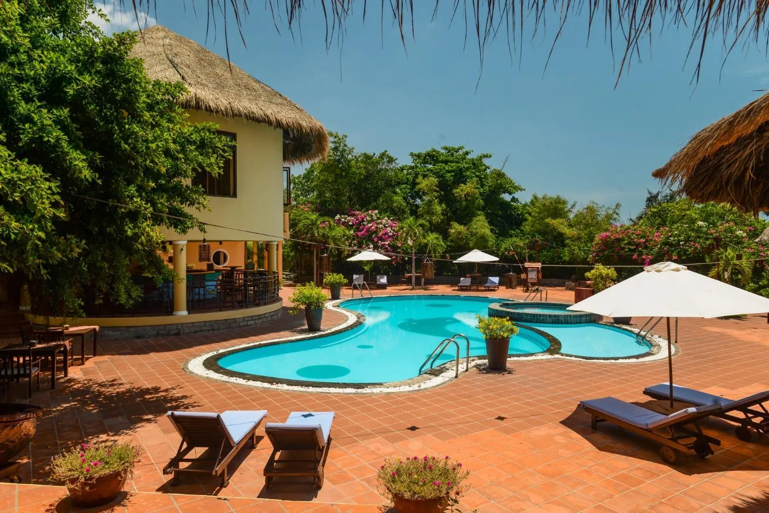 Swimming pool in White Sand Resort Mui Ne
