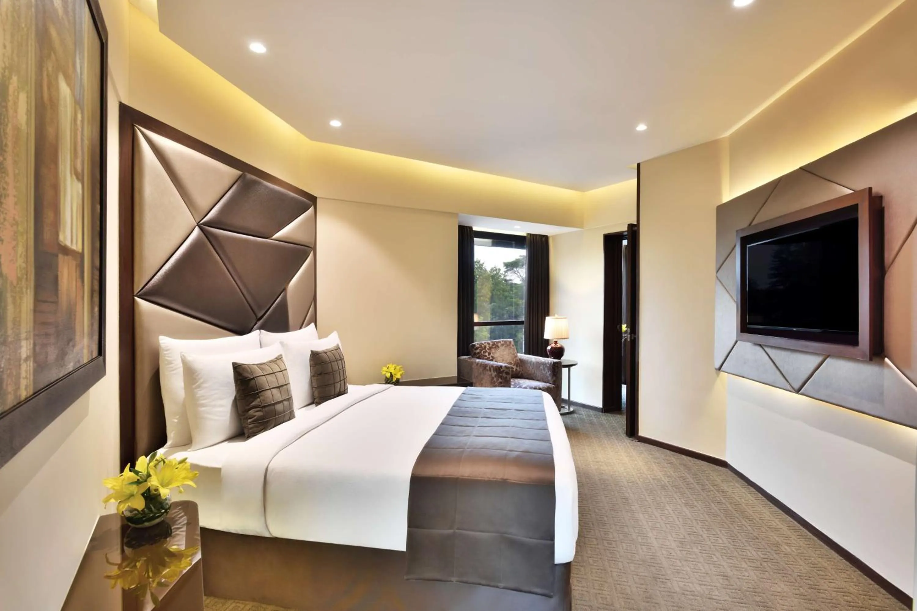 Photo of the whole room, Bed in Radisson Blu Atria Bengaluru