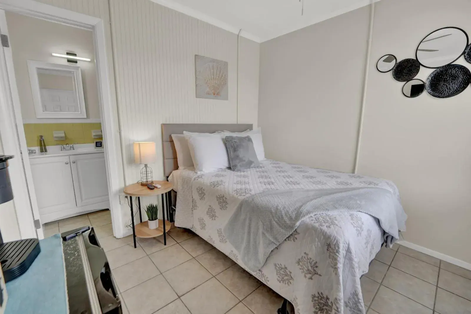 Small Double Room in Sea Foam Suites Small Double Room in Sea Foam Suites