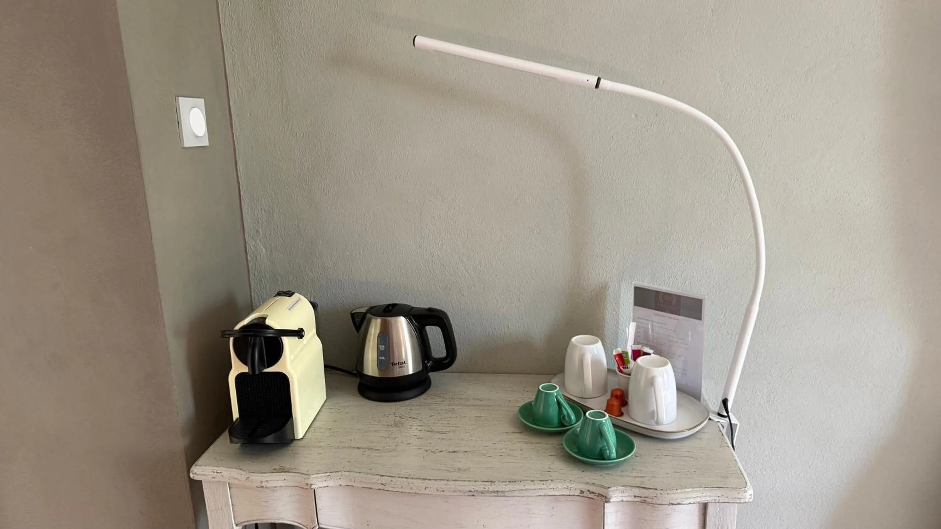 Coffee/tea facilities in Les Hauts de Sauliès - Chambre et Table d'Hôtes de charme