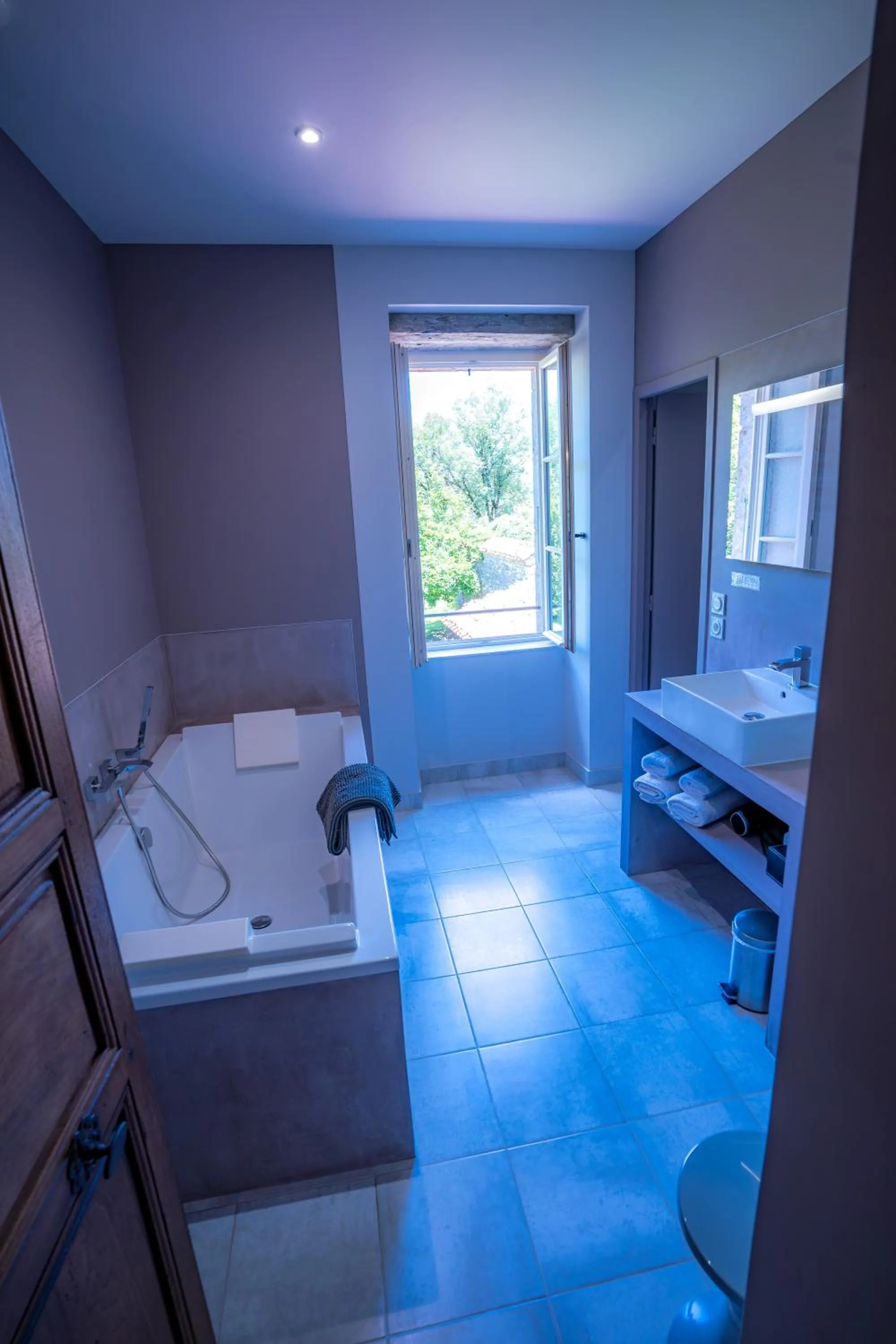 Bathroom, Bed in Les Hauts de Sauliès - Chambre et Table d'Hôtes de charme