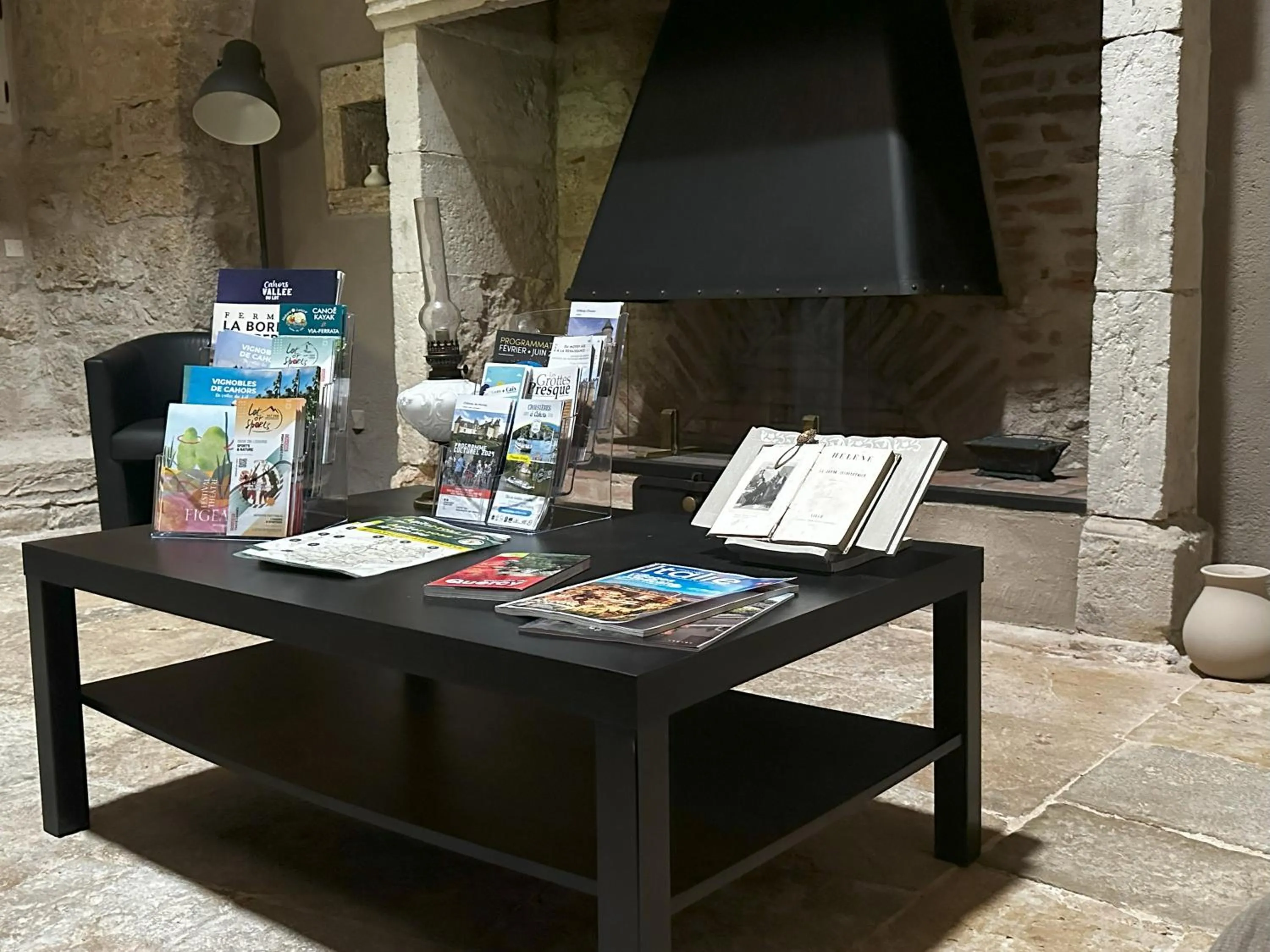 Library in Les Hauts de Sauliès - Chambre et Table d'Hôtes de charme
