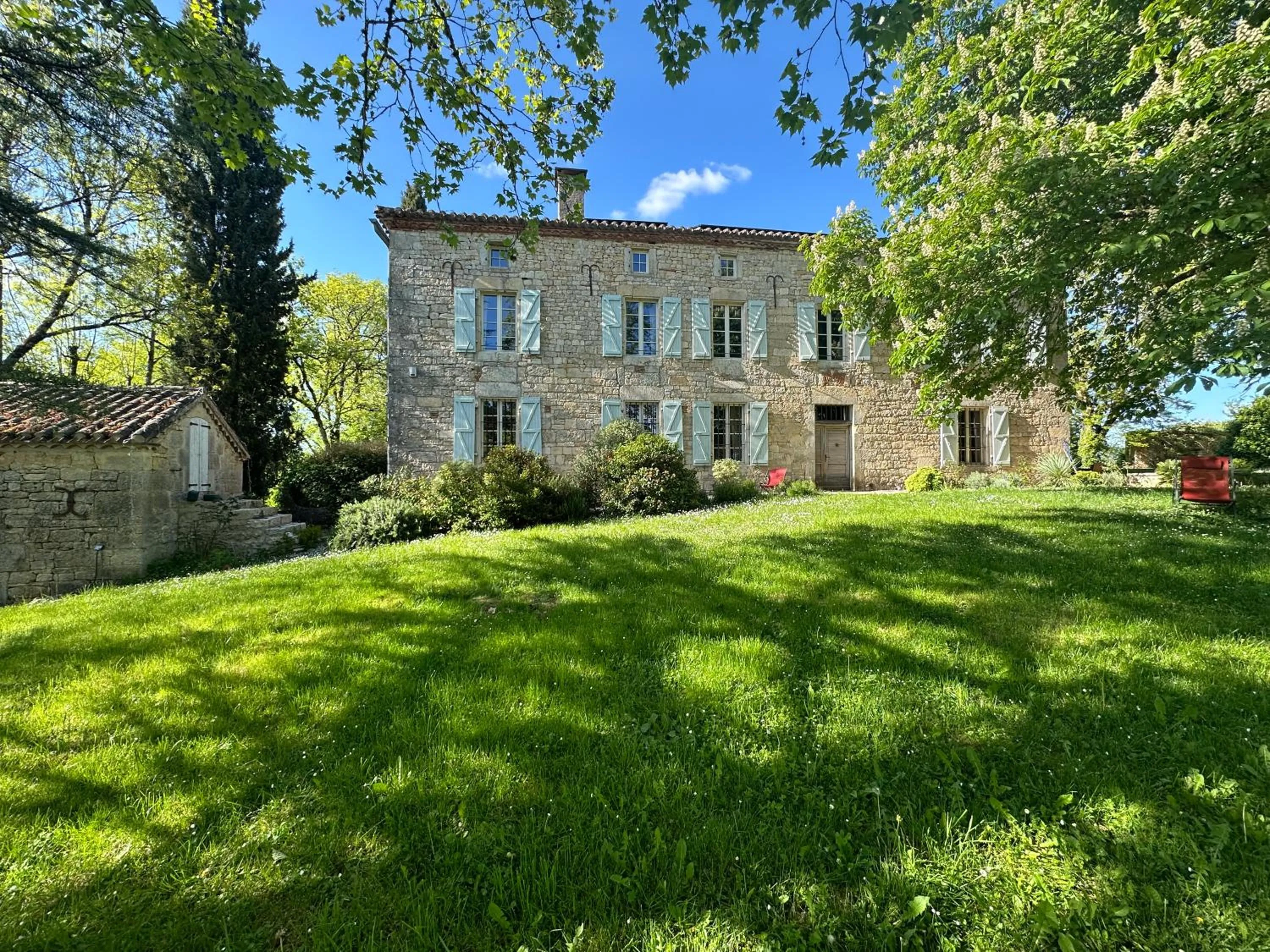 Property building in Les Hauts de Sauliès - Chambre et Table d'Hôtes de charme