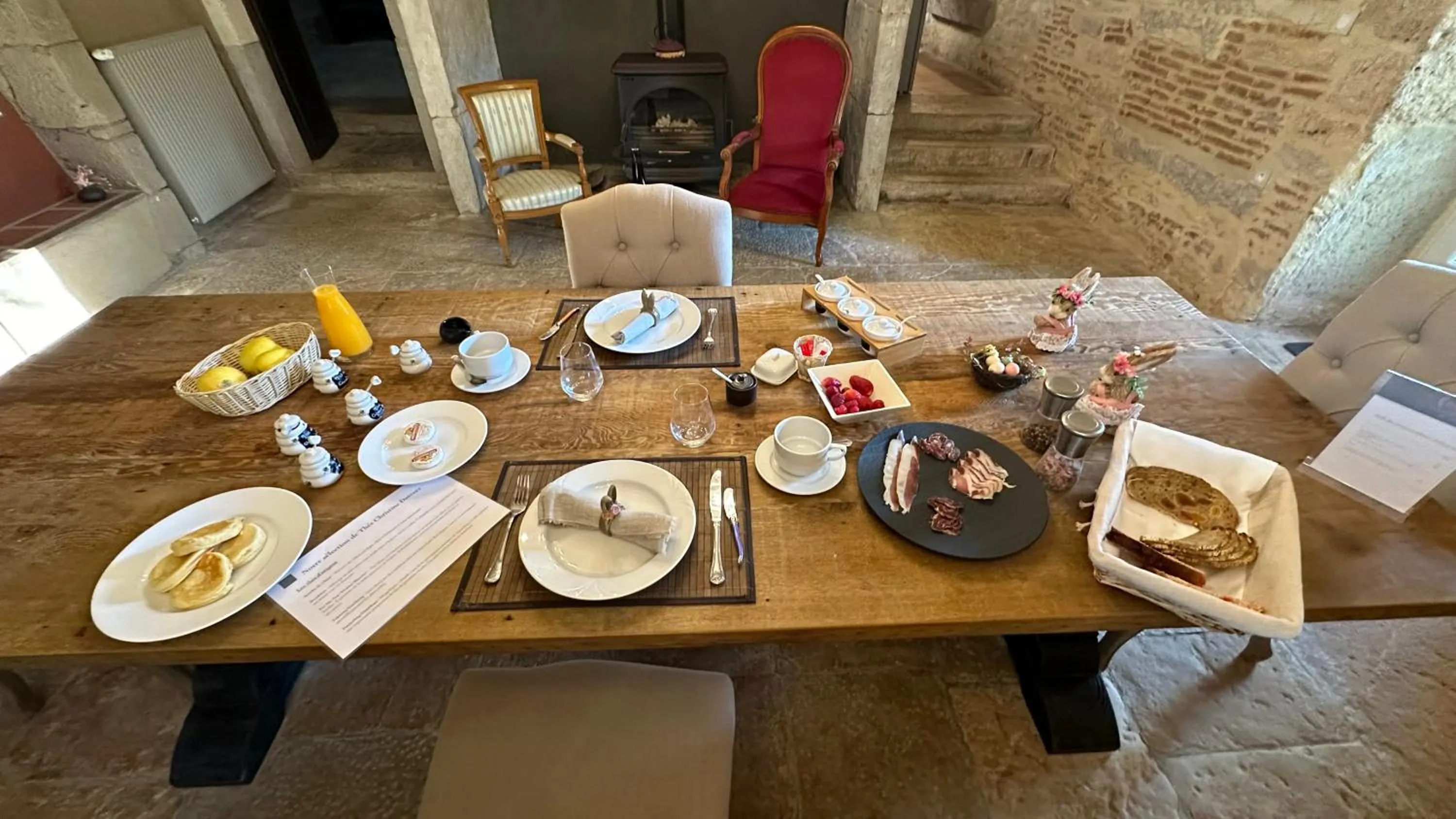 Continental breakfast in Les Hauts de Sauliès - Chambre et Table d'Hôtes de charme
