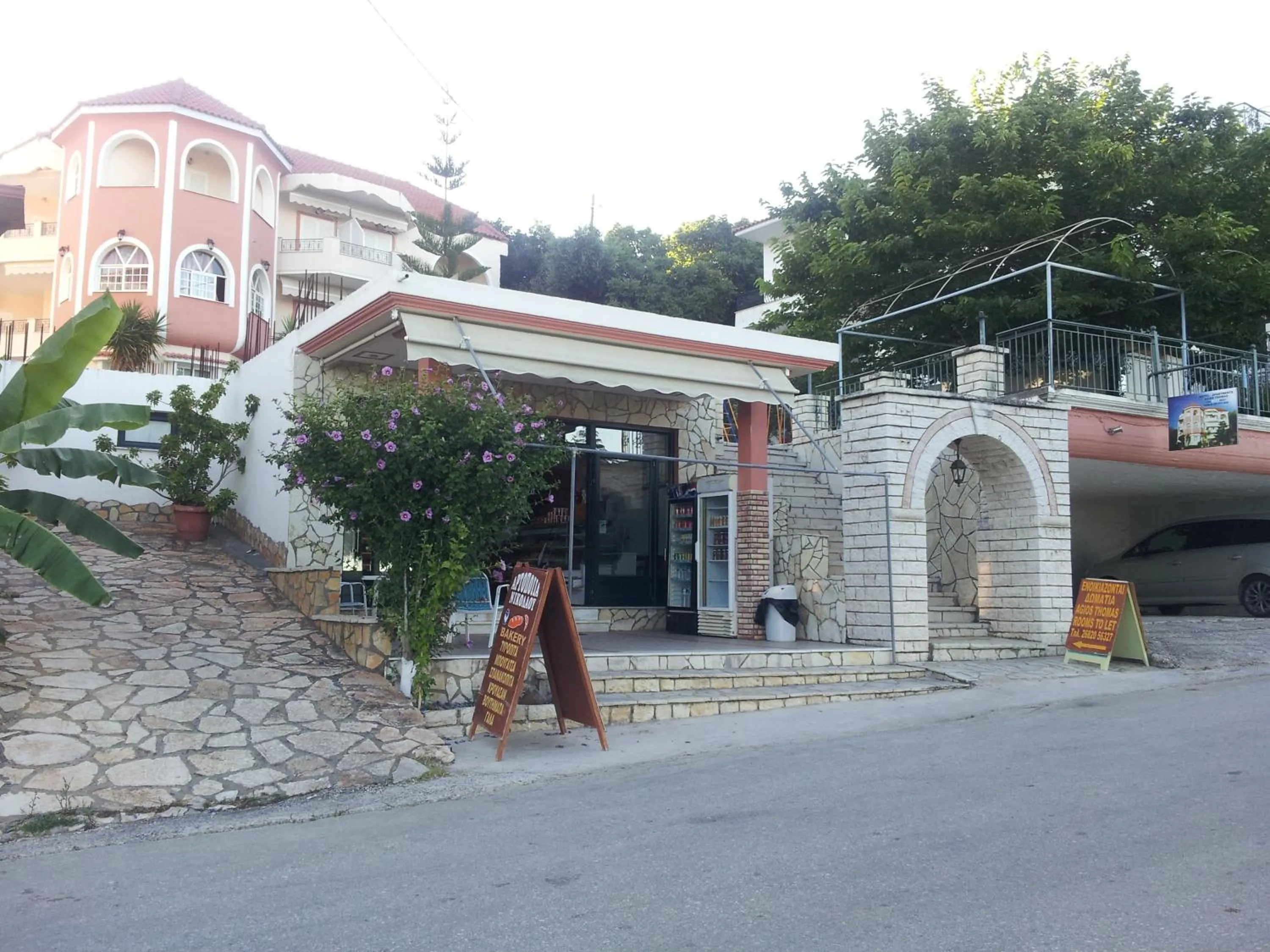 Facade/entrance in Hotel Agios Thomas