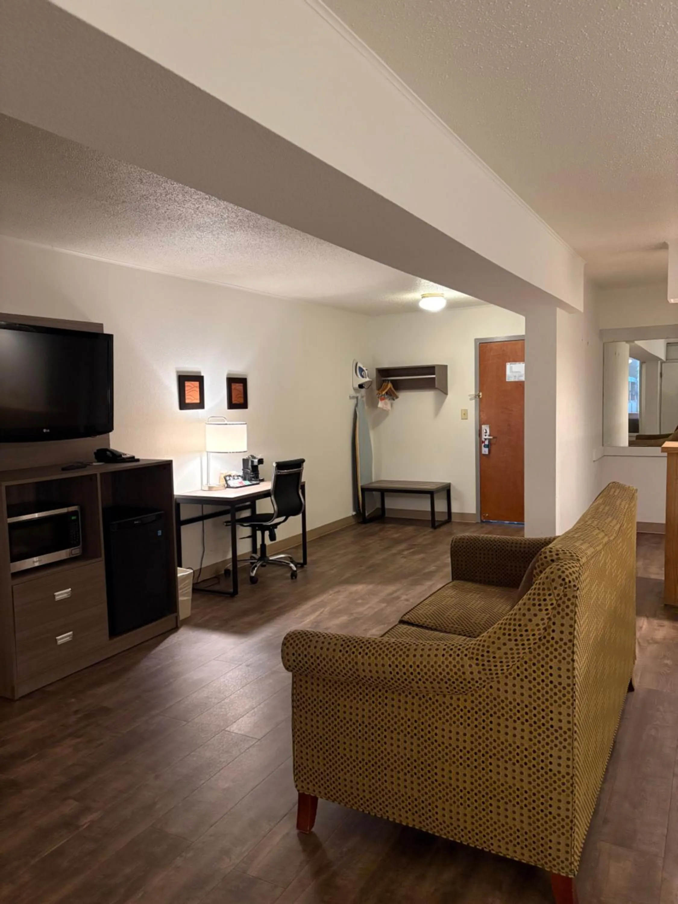 TV and multimedia in Clarion Inn & Suites and Convention Center