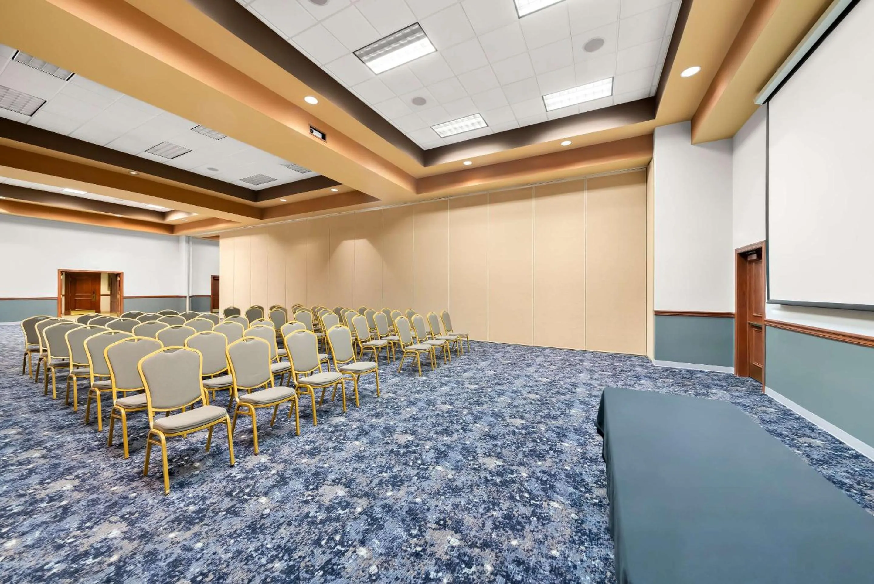 Meeting/conference room in Clarion Inn & Suites and Convention Center