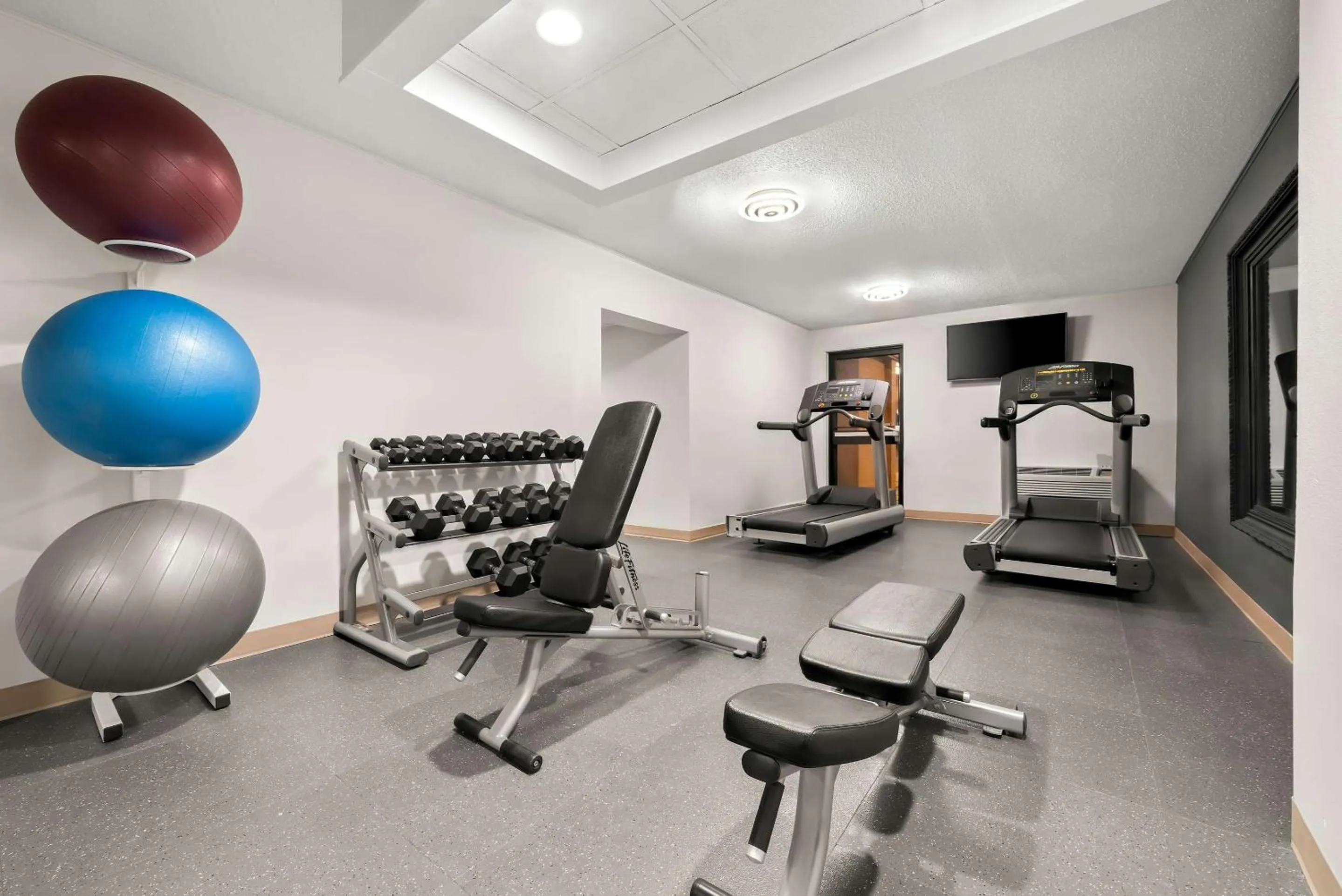 Fitness centre/facilities in Clarion Inn & Suites and Convention Center
