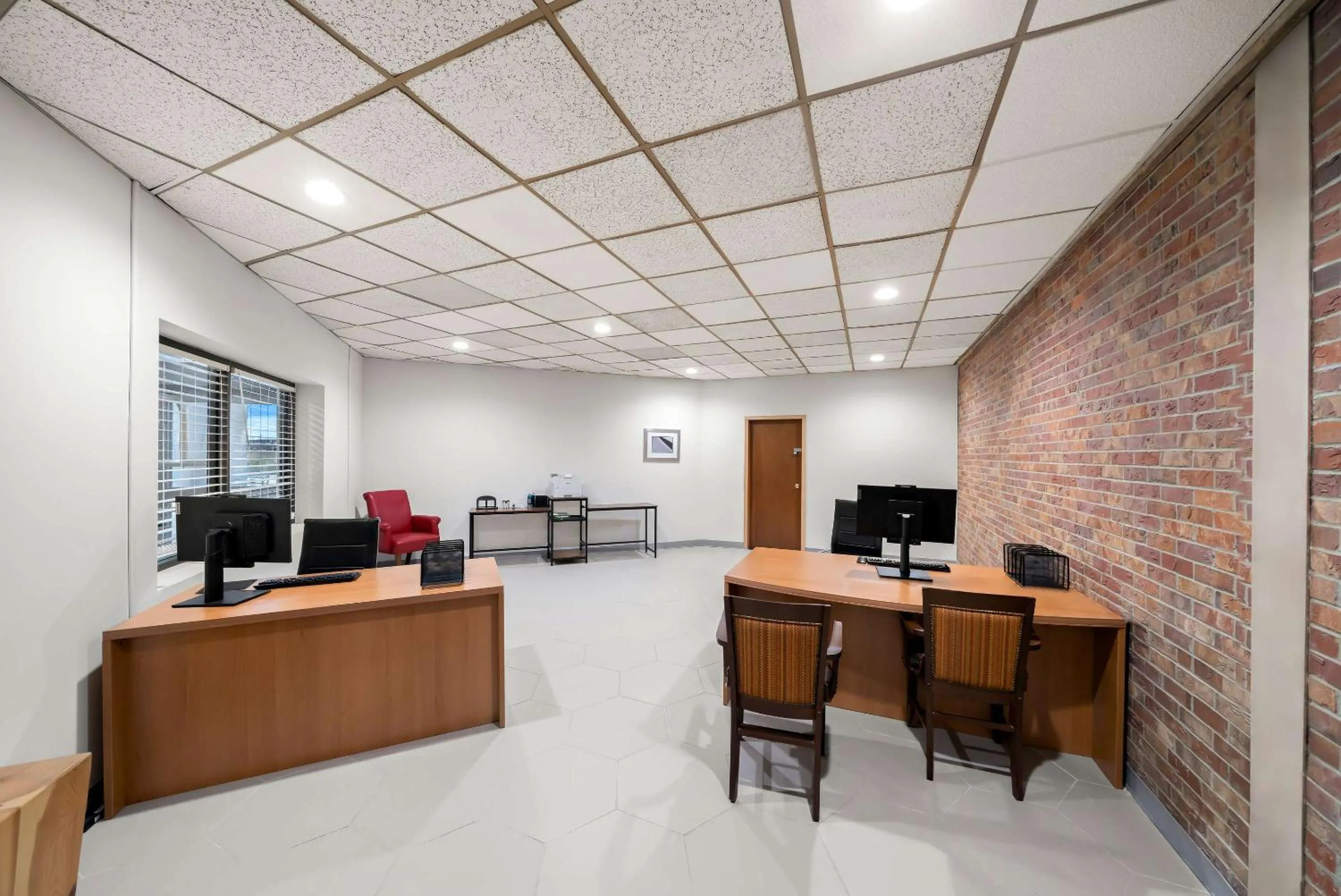 Business facilities in Clarion Inn & Suites and Convention Center