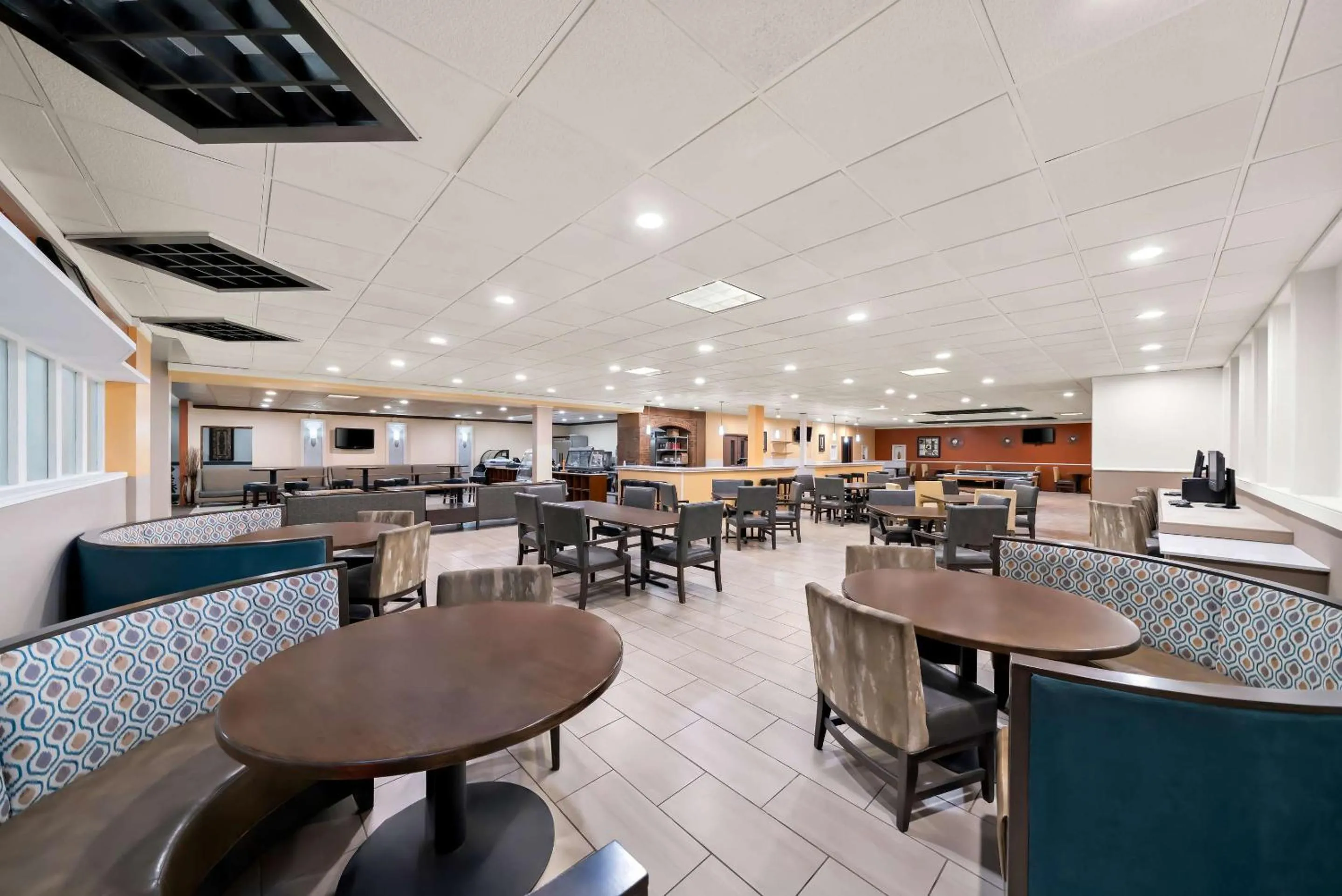 Breakfast in Clarion Inn & Suites and Convention Center