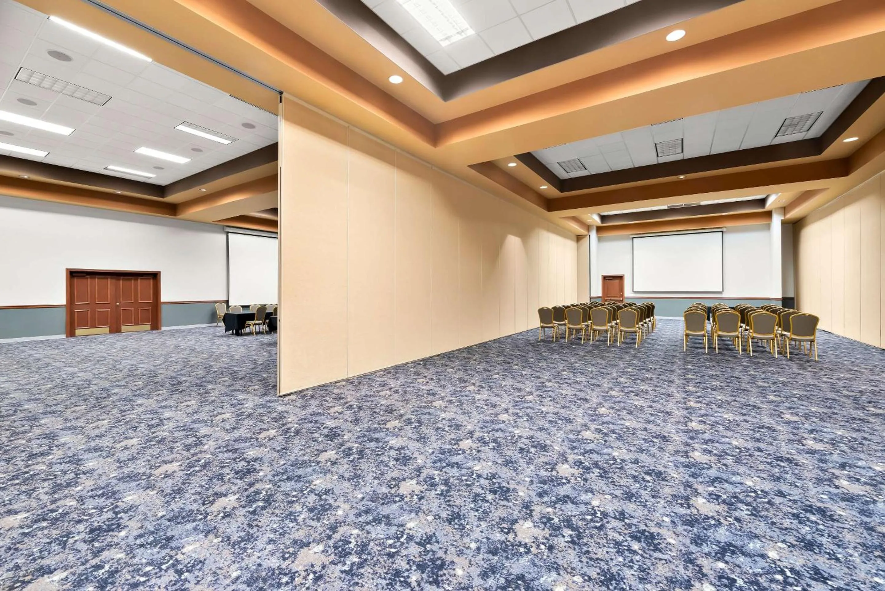 Meeting/conference room in Clarion Inn & Suites and Convention Center