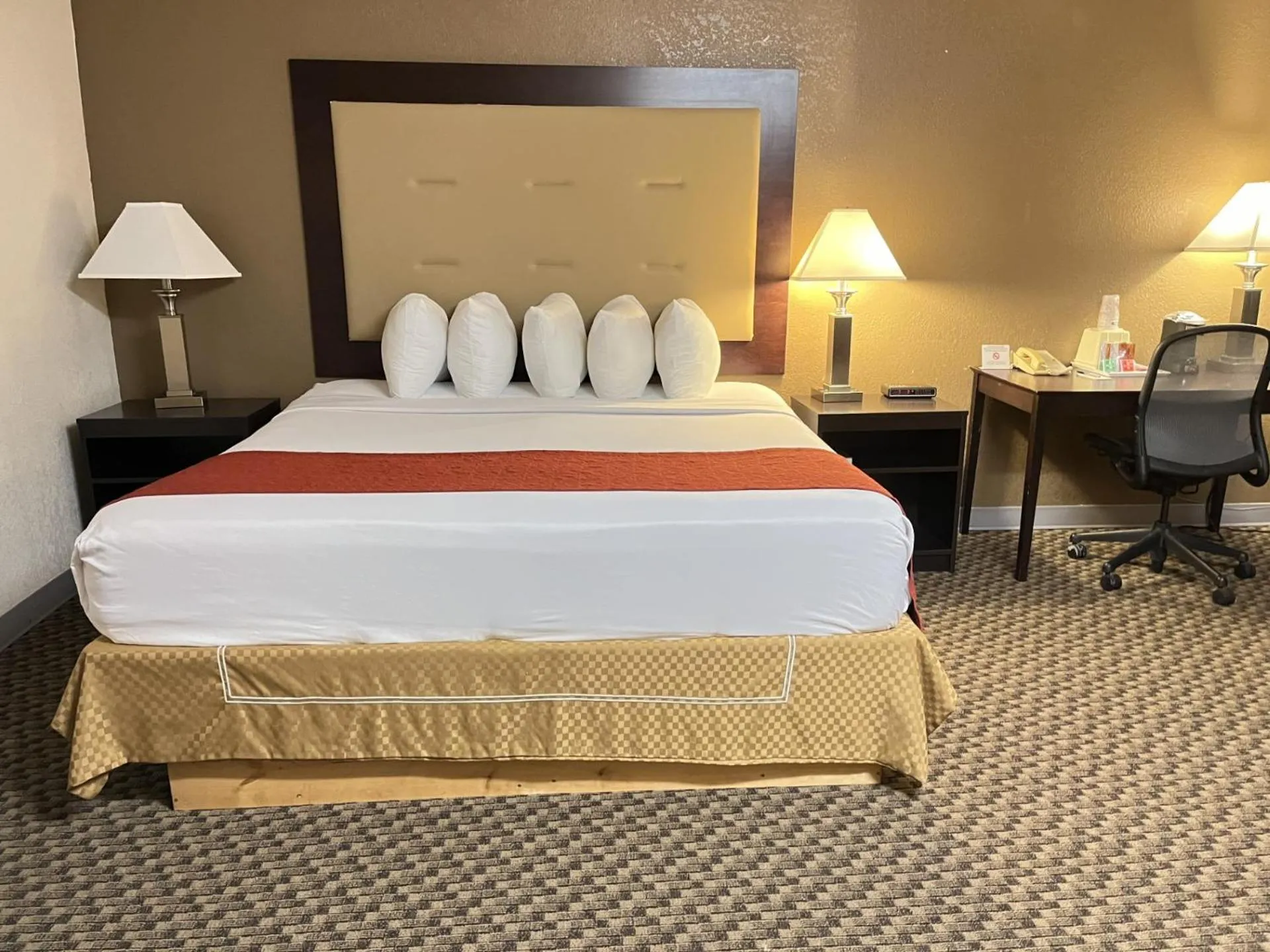 King Suite - Non Smoking in Clarion Inn & Suites and Convention Center