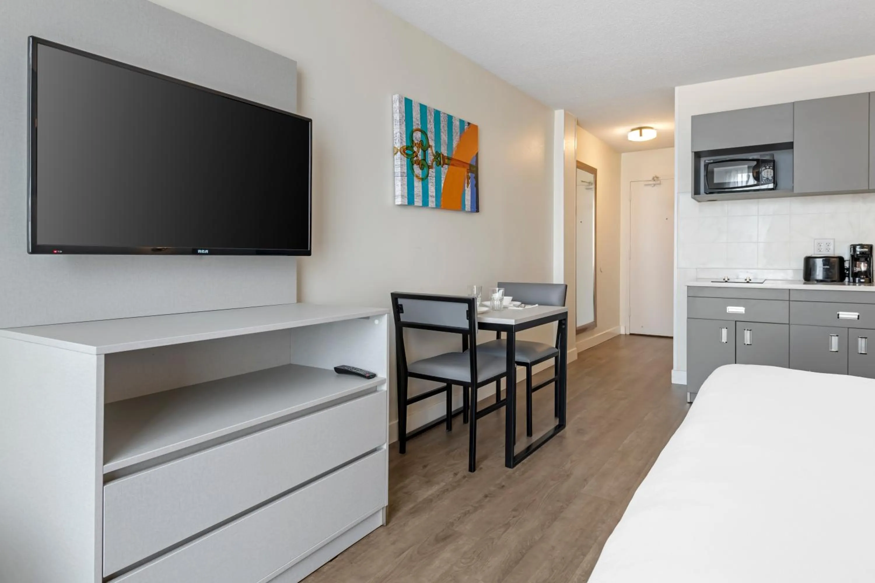 TV and multimedia, Bed in MainStay Suites MSP Airport - Mall of America