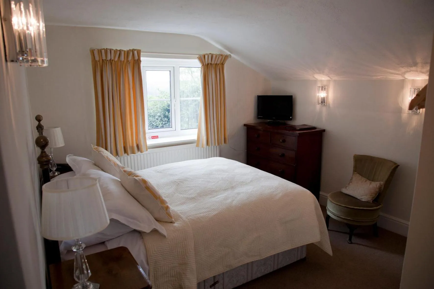Photo of the whole room, Bed in Amberley Inn