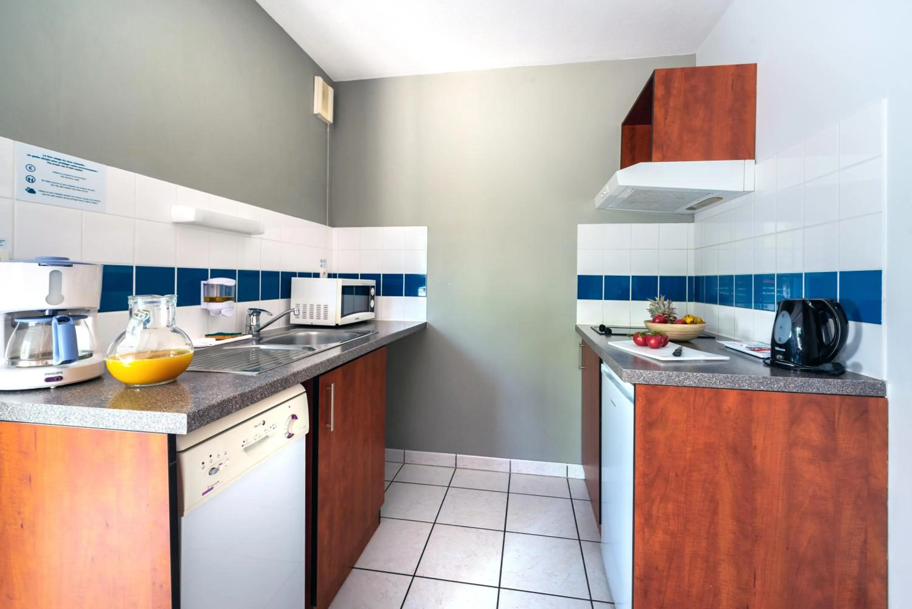 Kitchen or kitchenette in Comfort Aparthotel Nantes La Beaujoire
