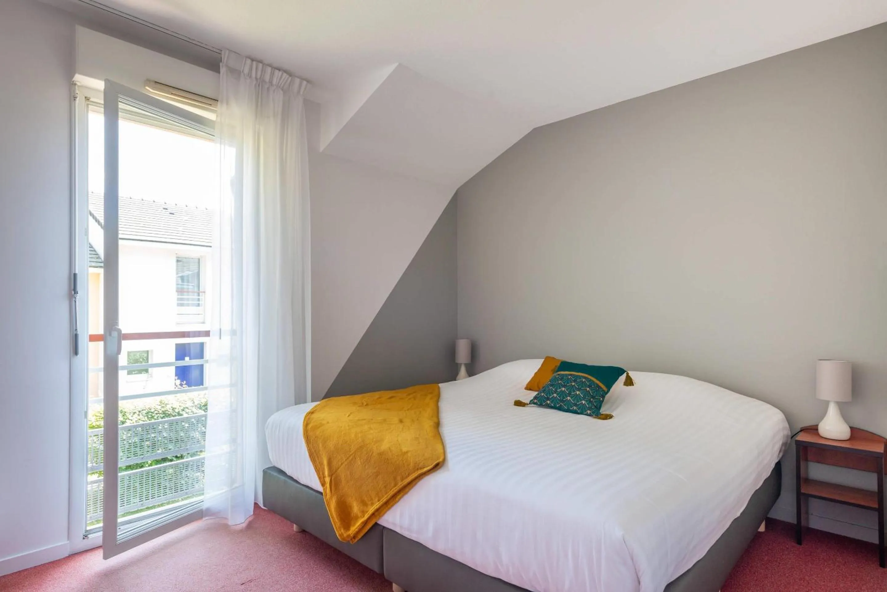 Bedroom, Bed in Comfort Aparthotel Nantes La Beaujoire