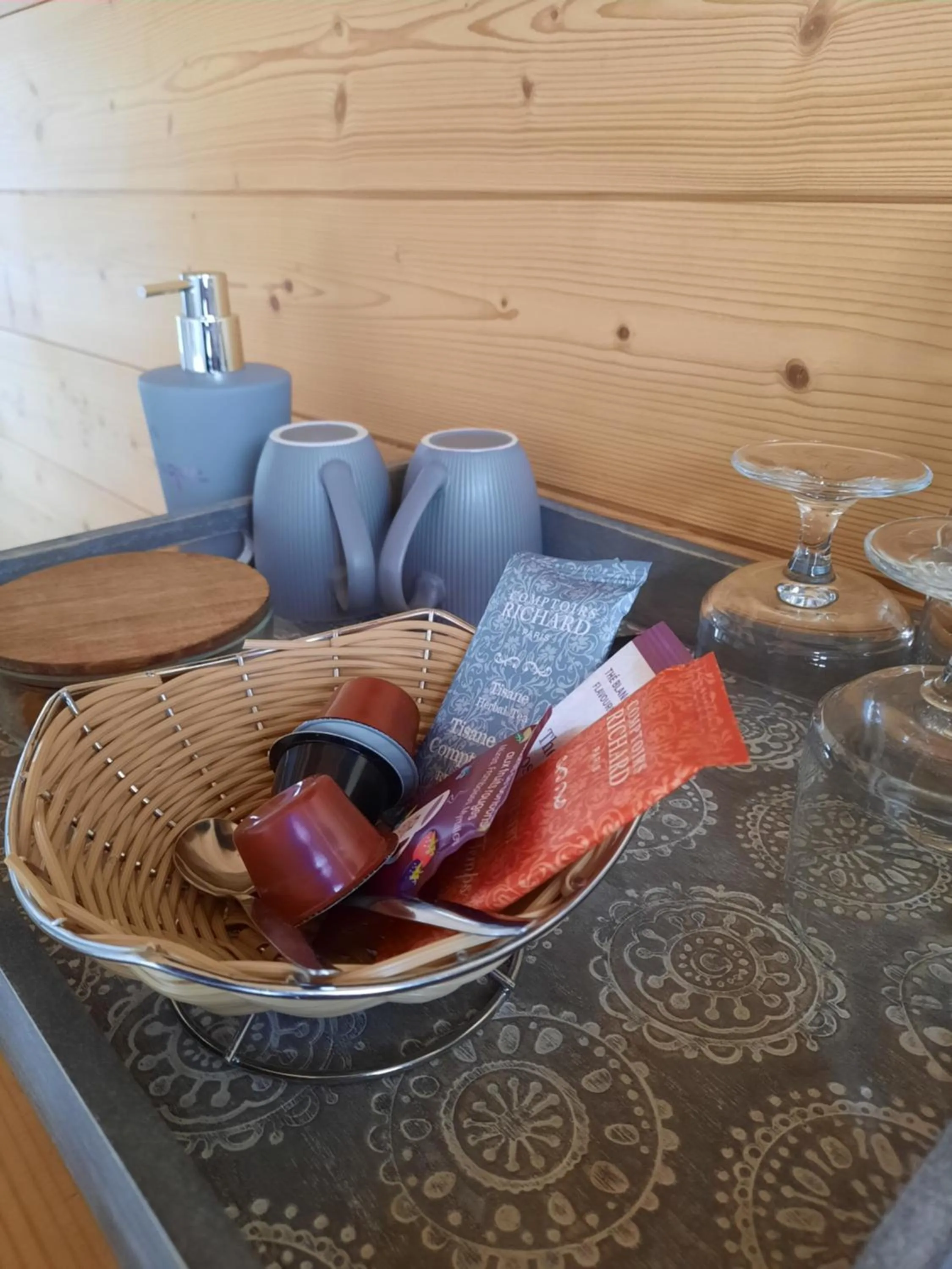 Coffee/tea facilities in Au Cœur des Lacs - Chambres d'hôtes