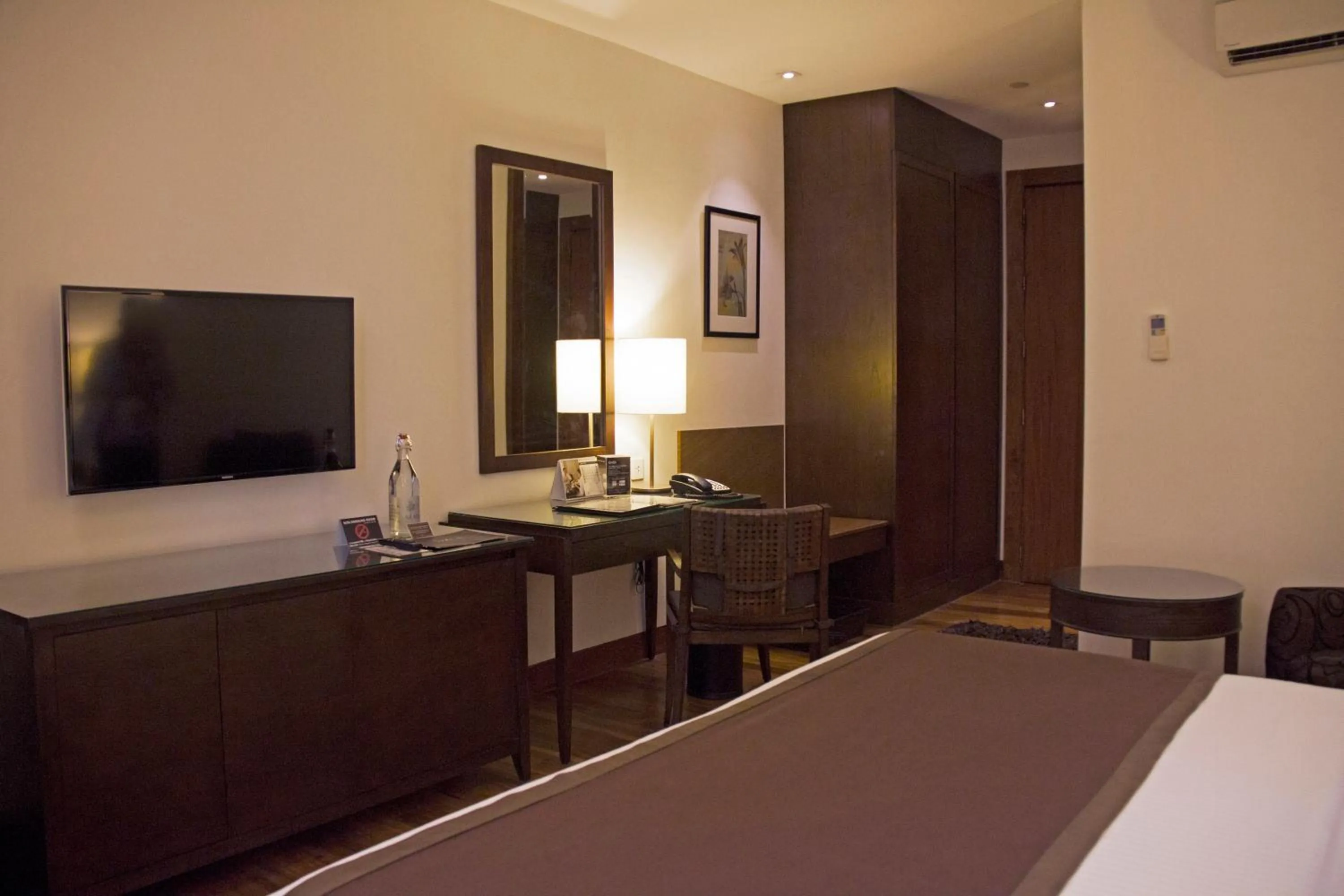 TV and multimedia, Bed in City Garden Grand Hotel