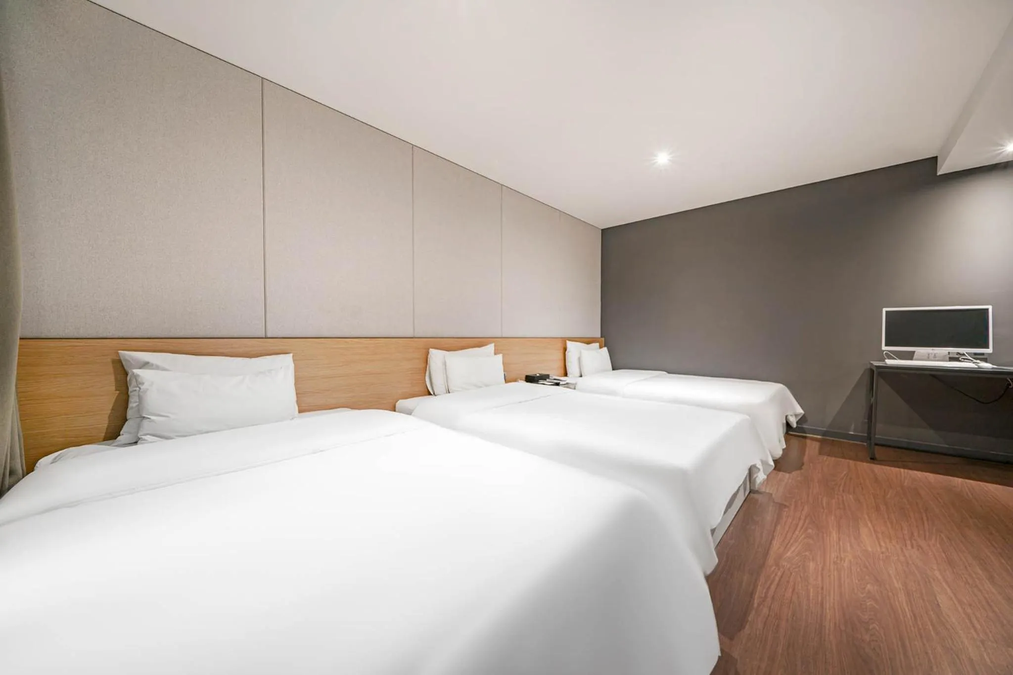 Bed in Brown Dot Hotel Hadan