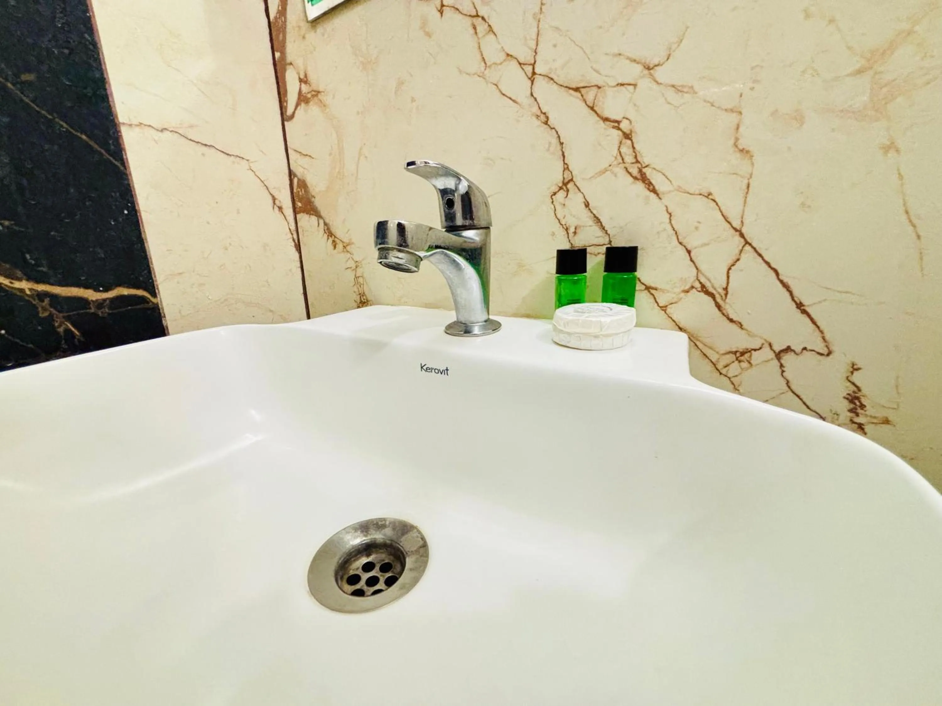 Bathroom in Courtyard Castle Heritage Resort