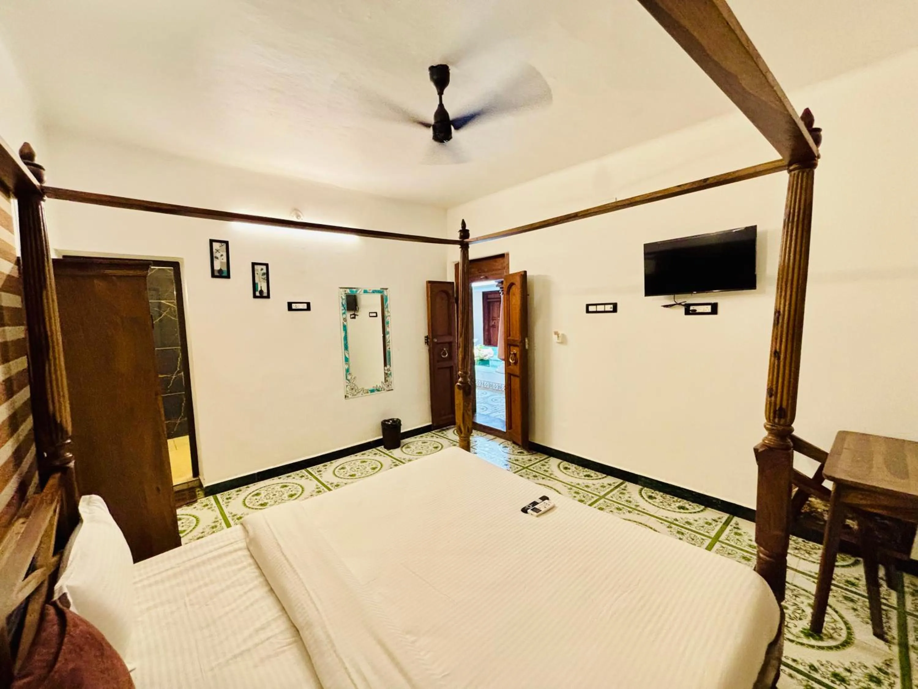 Bedroom, Bed in Courtyard Castle Heritage Resort