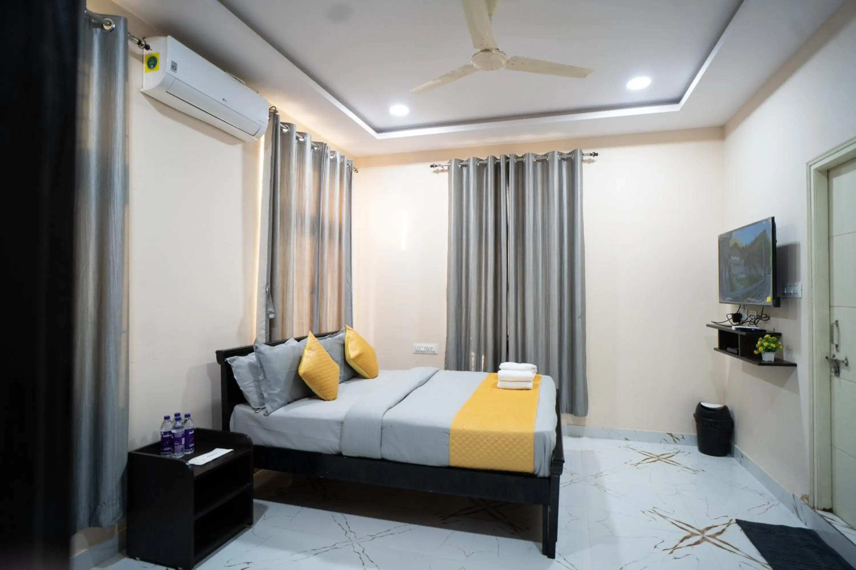 Double Room with Balcony in Yellow Bells Gachibowli Double Room with Balcony in Yellow Bells Gachibowli