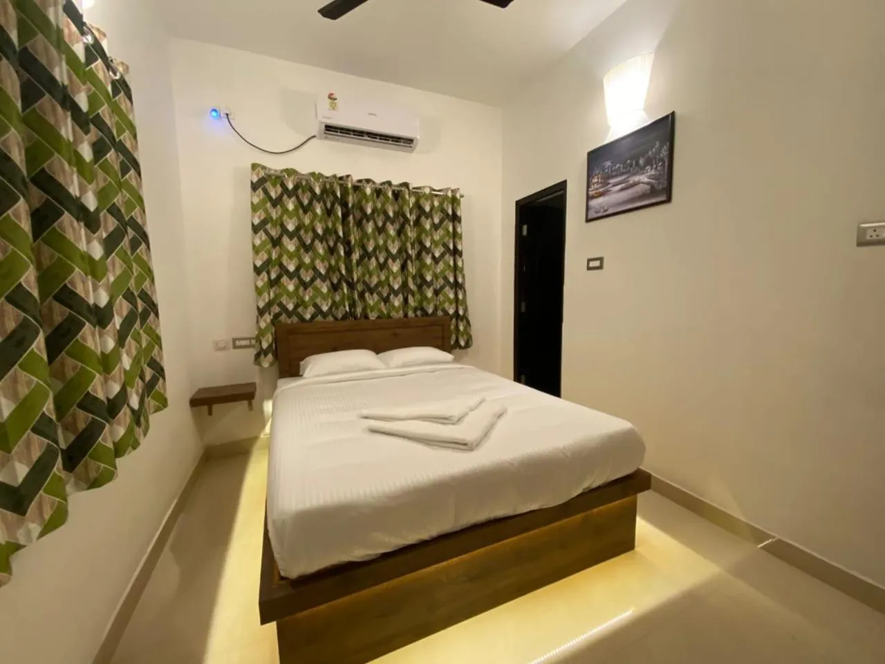 Bedroom, Bed in Le Poshe Luxury - TIE